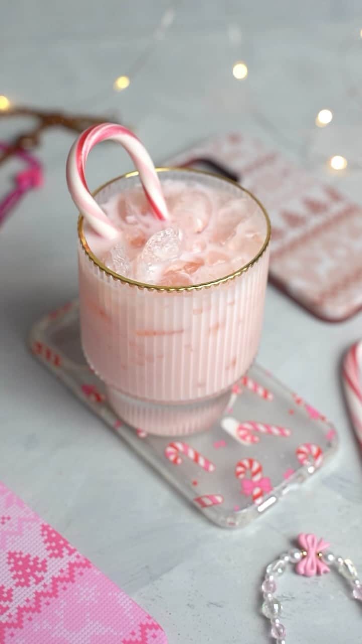 VELVETCAVIARのインスタグラム：「Sugar plums and candy cane❤️🤍 Happy Holidays  Recipe: Candy Cane martini 1.5 oz of vodka 1.5 oz of white chocolate liqueur  1 oz of candy cane syrup  1 barspoon of grenadine syrup」