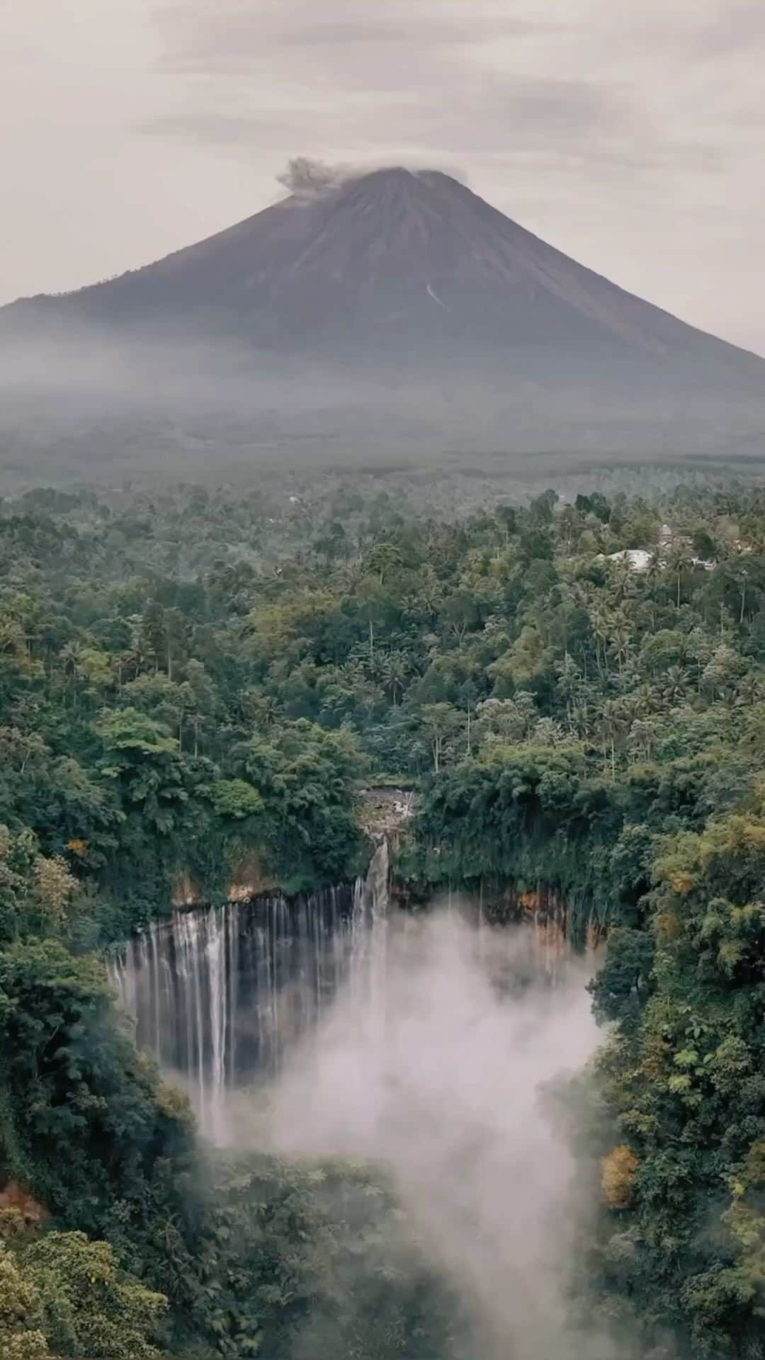 Coronaのインスタグラム：「If you look around, there are marvels in the distance.   #ThisIsLiving   📸: @florisgone   #Indonesia」