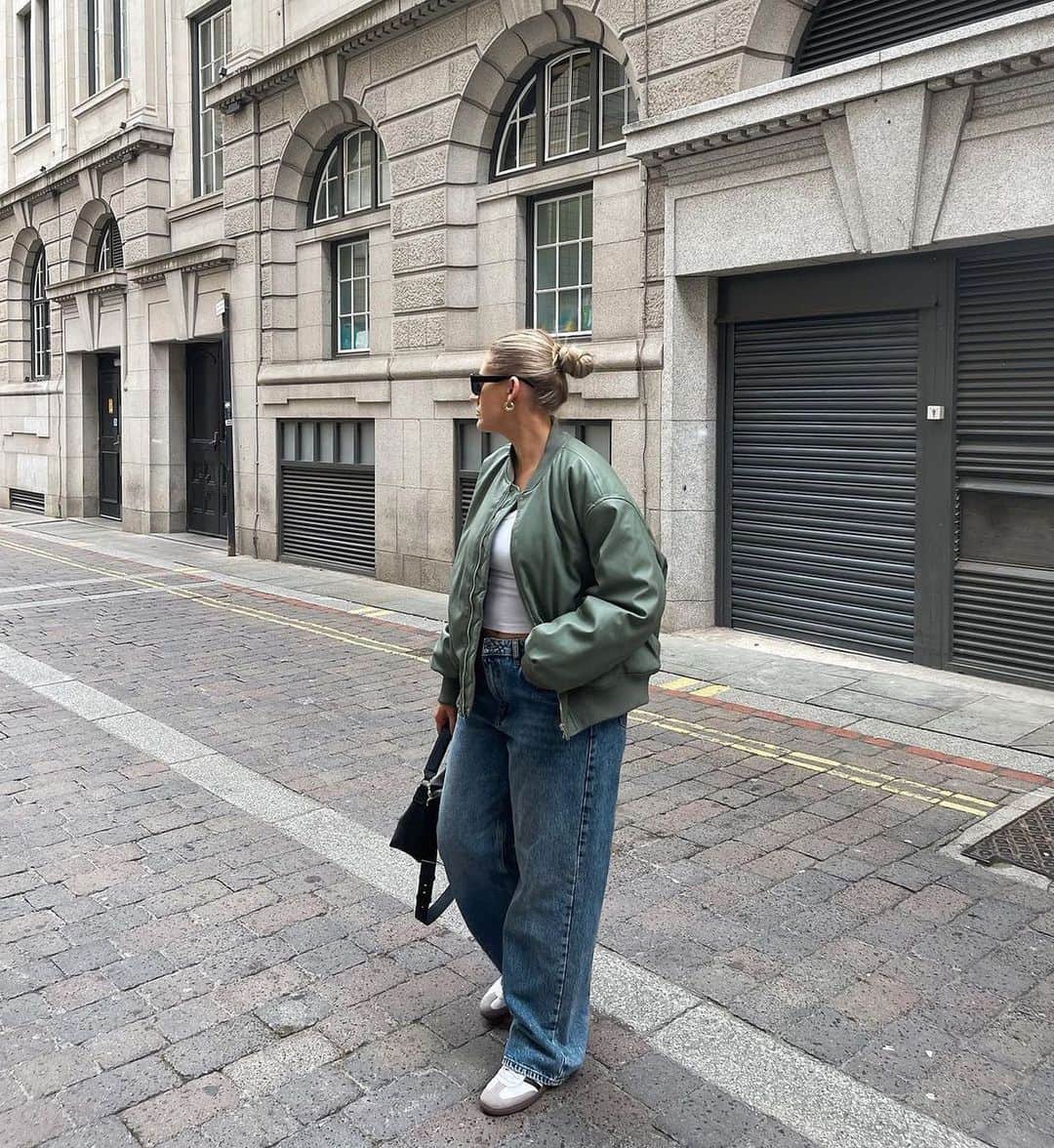 トップショップのインスタグラム：「One of your five a day   @sophie.kinloch wears petite faux leather cropped jacket [117858344]」