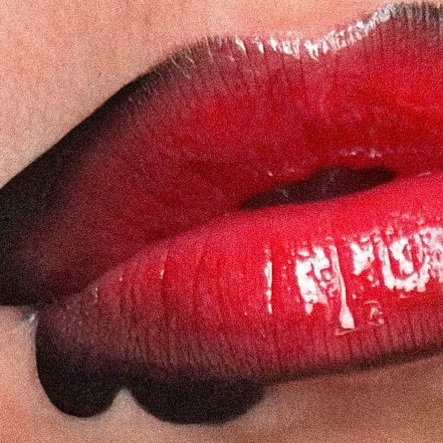 MAKE UP FOR EVER OFFICIALのインスタグラム：「@makeuplucie__ 's lips look is a pure tribute to our Artist Color Pencil in the shade #100.  #MAKEUPFOREVER」