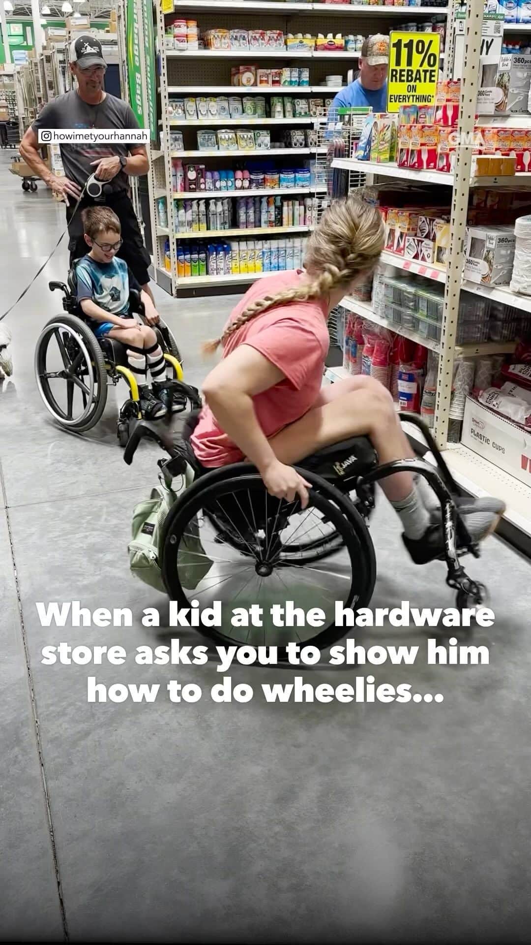 Good Morning Americaのインスタグラム：「@howimetyourhannah was shopping in her wheelchair when she heard a little boy whisper, “Hi, do you know how to do wheelies?”   And that was the start of a beautiful friendship.👩‍🦽」