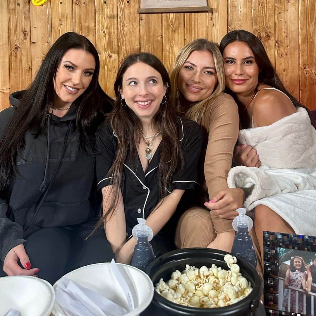 Brazzersのインスタグラム：「We love @theangelawhite and she came to our sleepover 👯‍♀️👯‍♀️ The most fun episode ever # 143 is live 🧡🧡  #trashtuesday #angelawhite #khalylakuhn #annielederman #estherpovitsky」