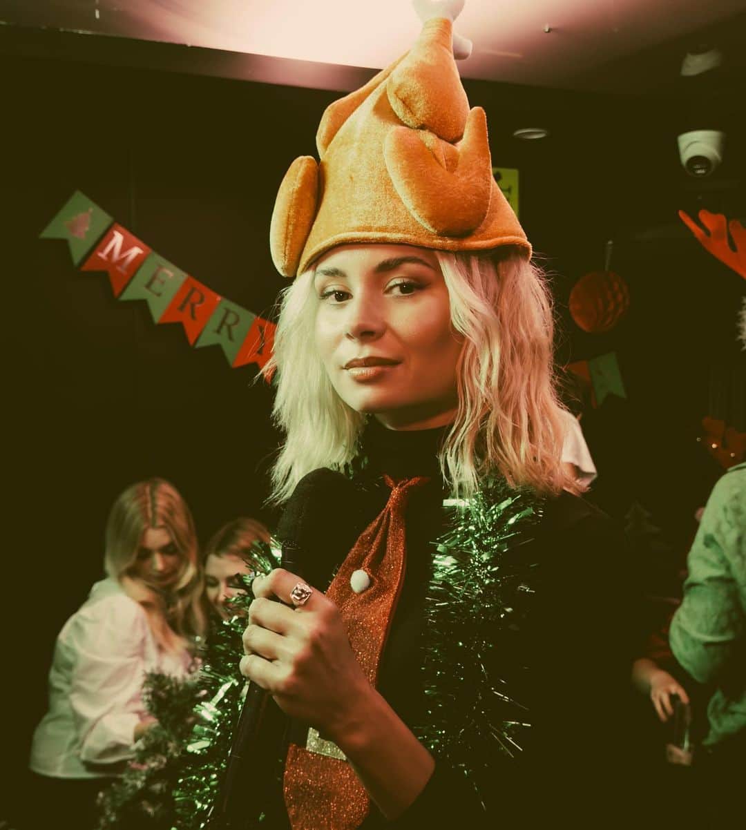 ニーナ・ネスビットのインスタグラム：「Christmas Time Again. This Friday. Drop a 🎄 if you’re excited!」