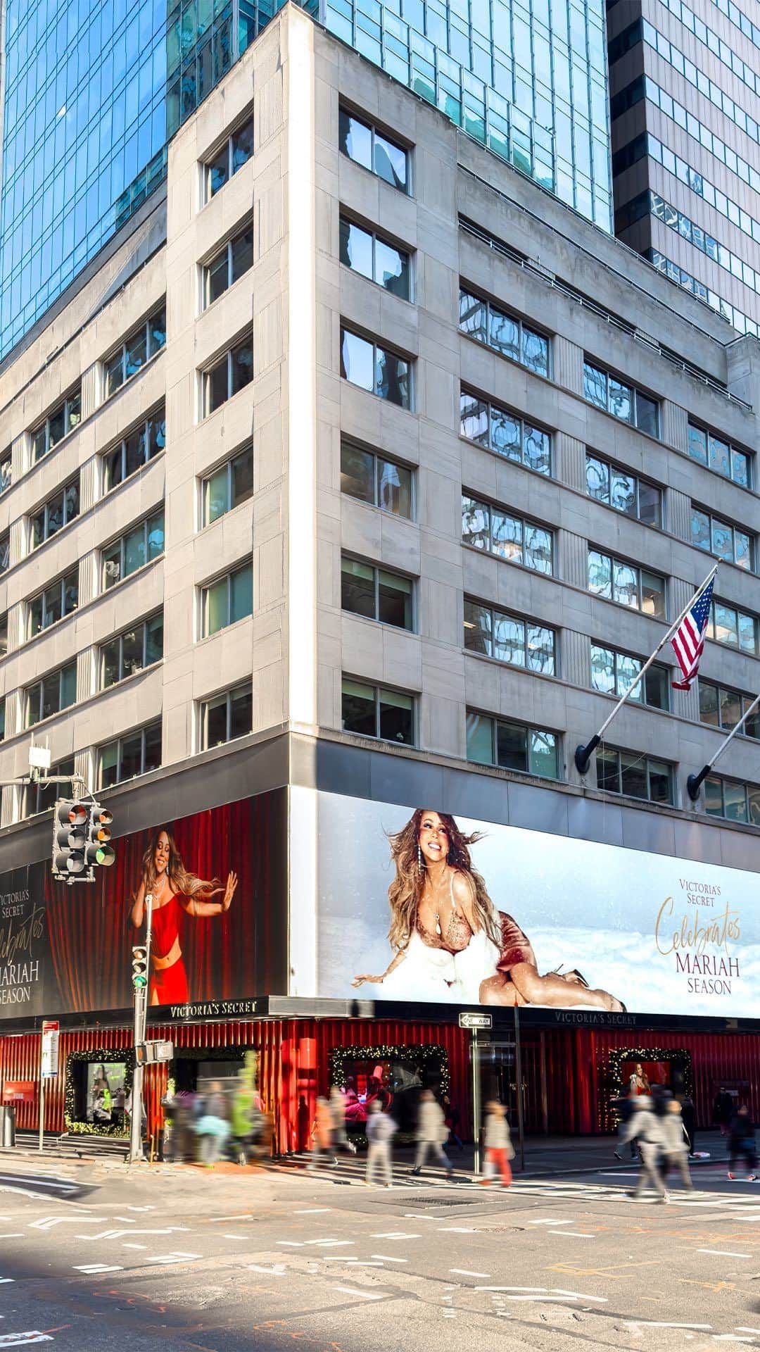 ヴィクトリアズ・シークレットのインスタグラム：「Our NYC flagship got all dressed up to celebrate #MariahSeason and we’re loving the look.  Printing & Signage: @duggalnyc」