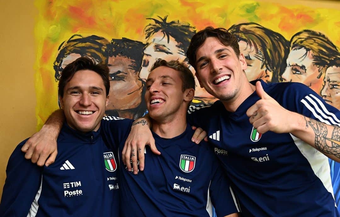 サッカーイタリア代表のインスタグラム：「😃💙👨‍🎨  #Nazionale 🇮🇹 #Azzurri #VivoAzzurro」