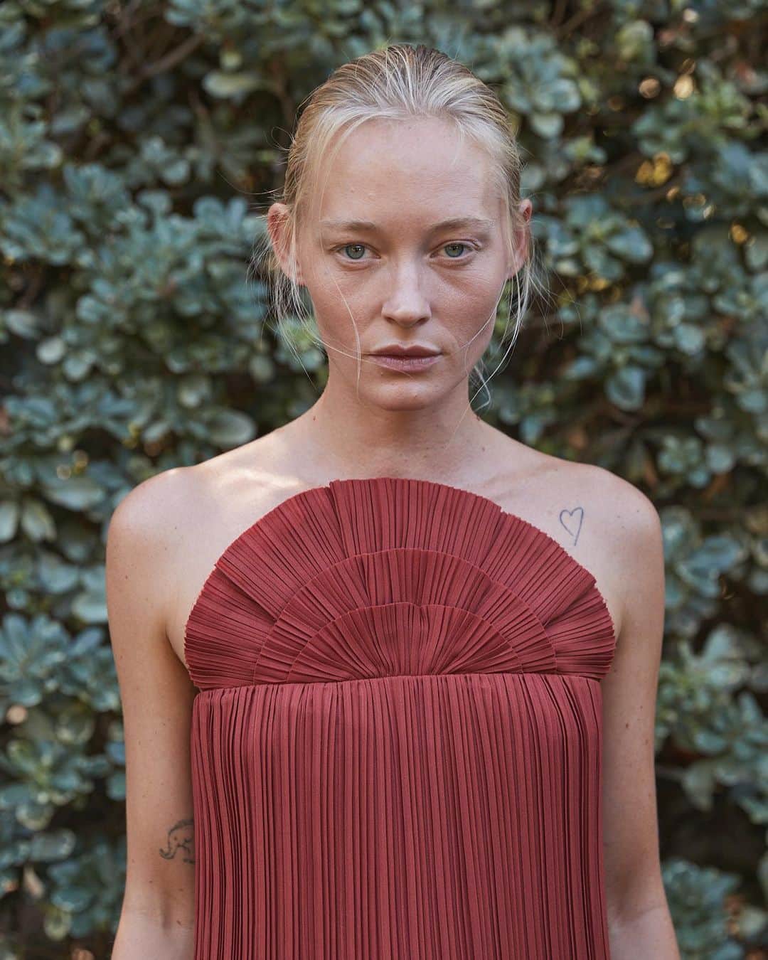 エイミー・ソングのインスタグラム：「The chicest pleated chili red looks you could ask for. Perfect for meeting your significant others parents over the upcoming holidays. You’re welcome.」