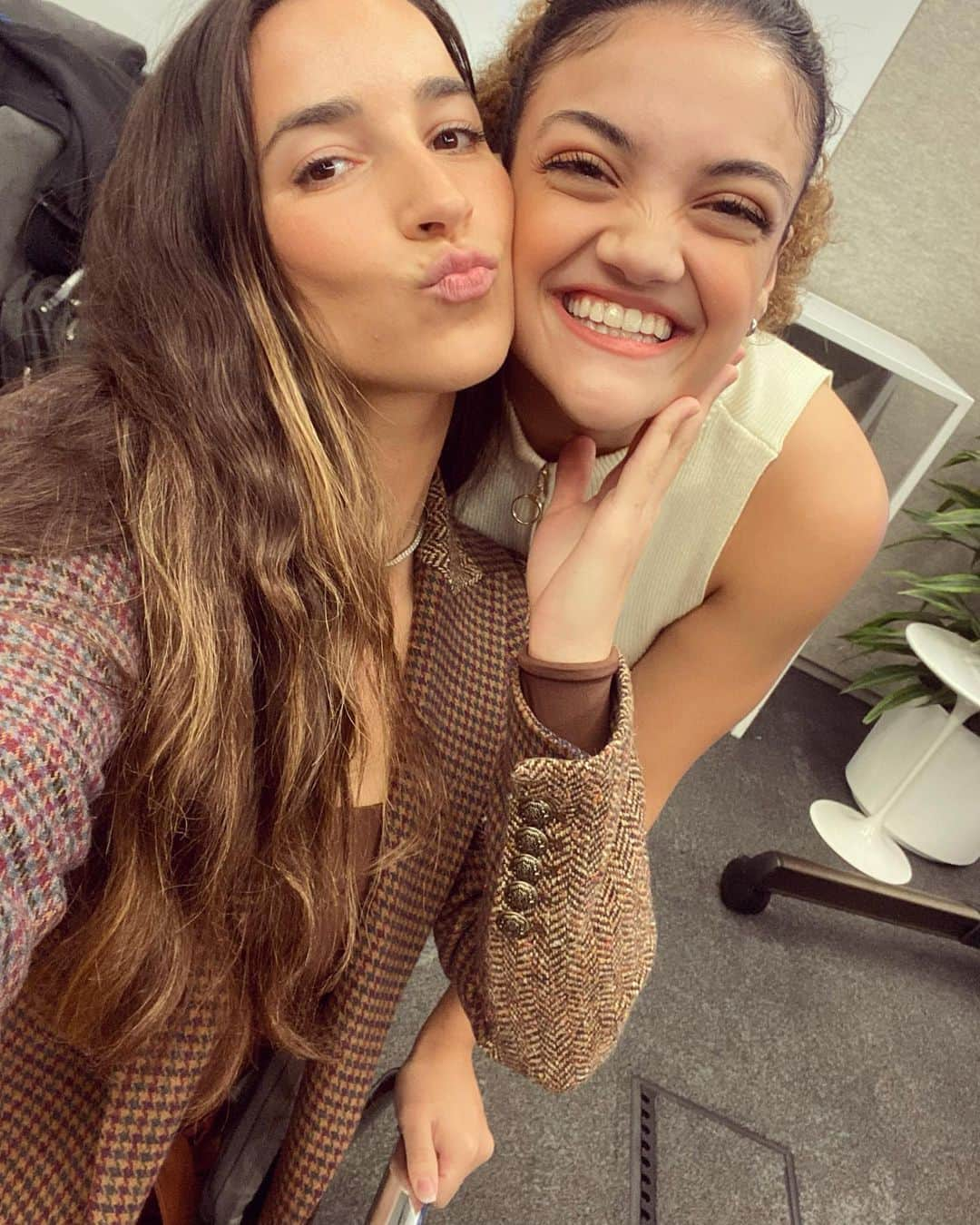 アリー・レイズマンのインスタグラム：「@lauriehernandez 💕😂」