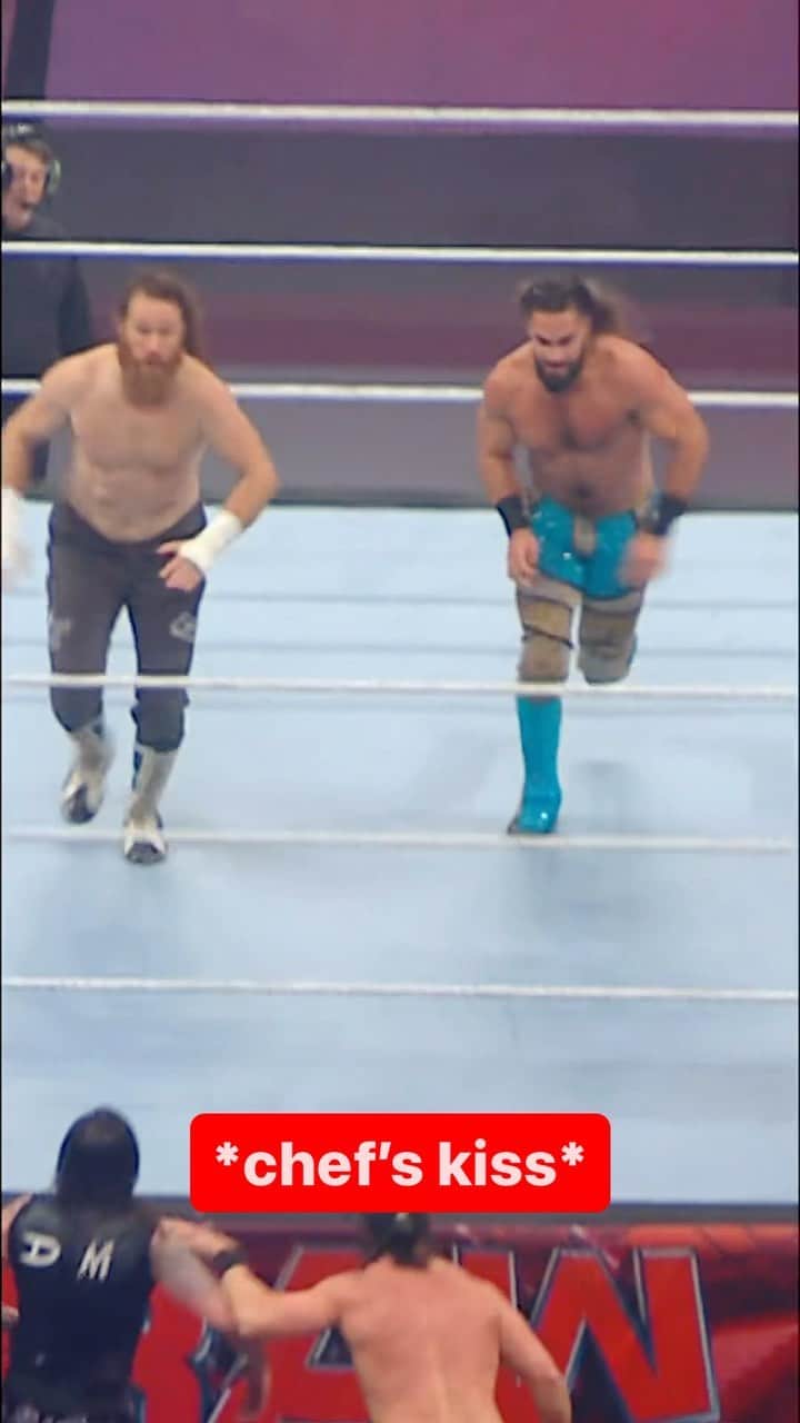 WWEのインスタグラム：「This double dive was perfection 🤌」