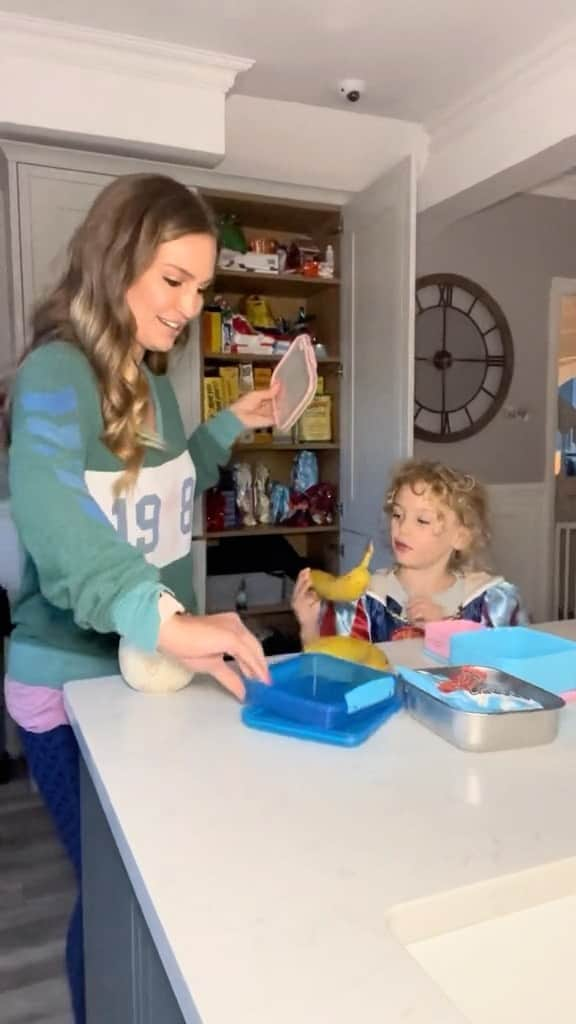 Anna Sacconeのインスタグラム：「Come spend Sunday evening with us! 🥰⏰🌃📚🎒 #momsofinstagram #momof4 #sundayevening #sundayroutine #schoolprep #momoffour #eveningroutine #momlife #parentsofinstagram #4kidsmama #sacconejolys」