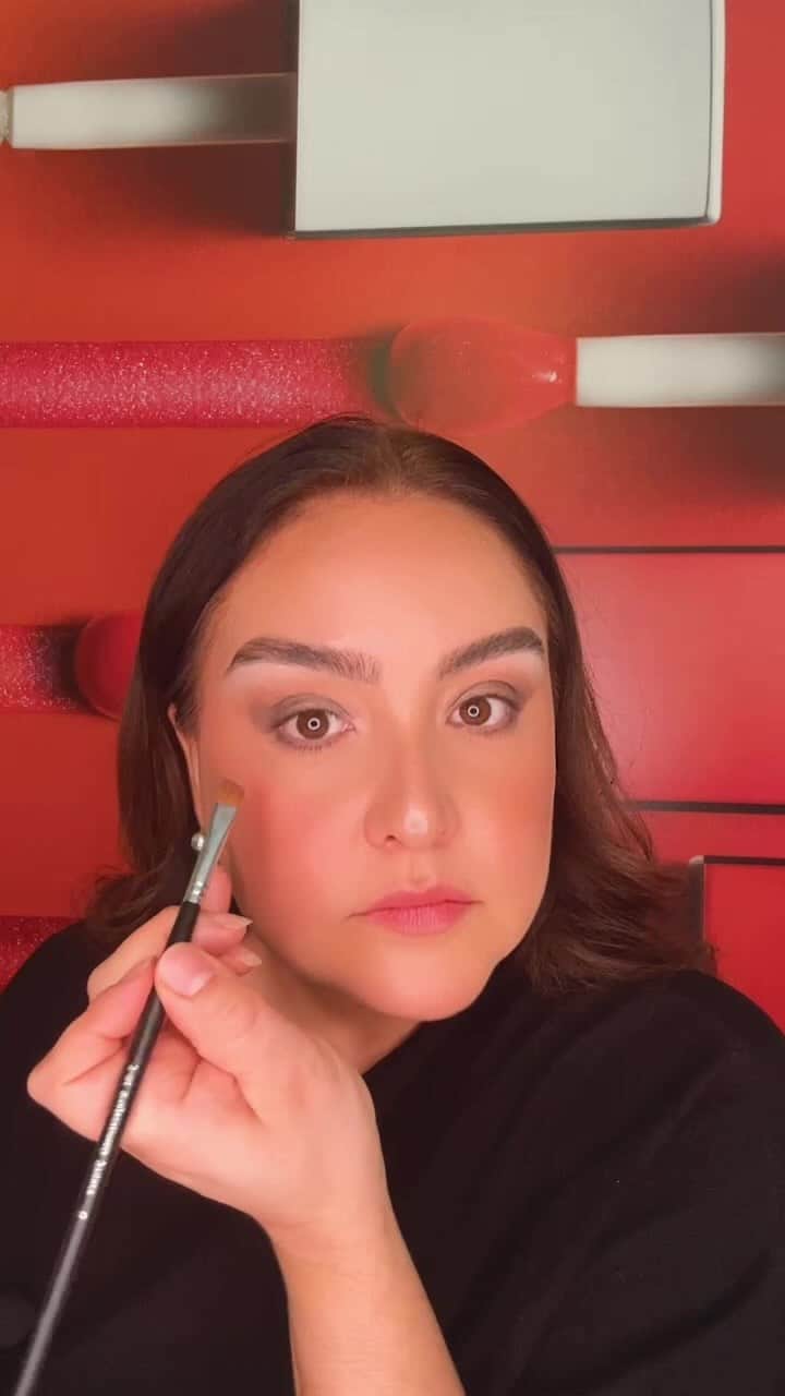 Clarins Canadaのインスタグラム：「Macarena, our Virtual Beauty Consultant as she creates a holiday make-up look!」