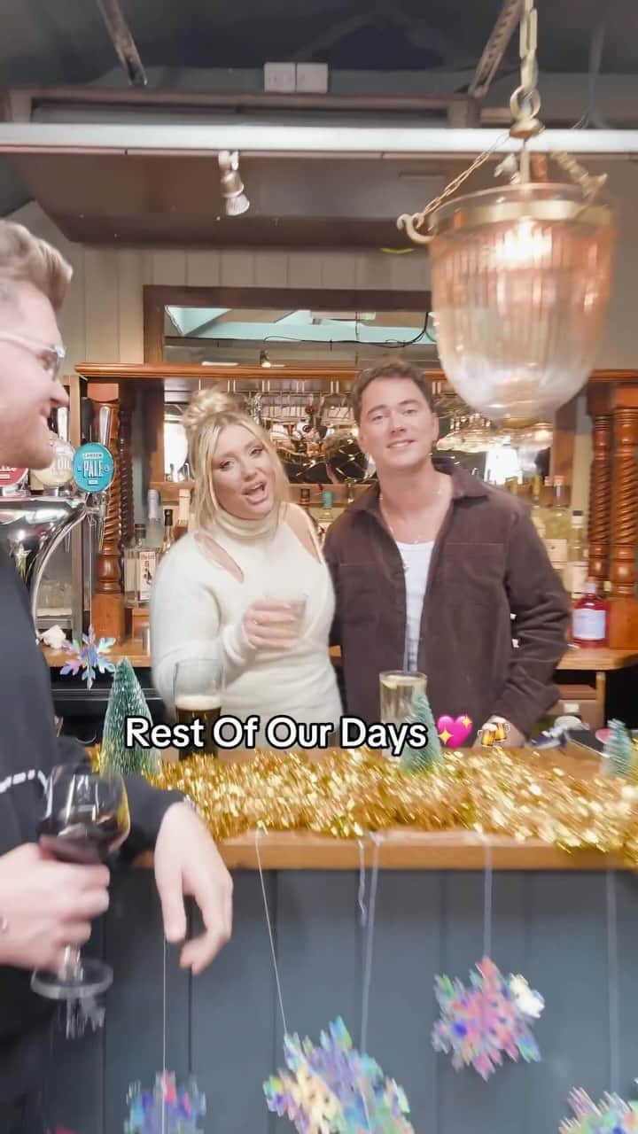 エラ・ヘンダーソンのインスタグラム：「The best place to listen to #RestOfOurDays! @cianducrot cheers!! 🍻 E x x  #christmas #cheers #newmusic #acapella」