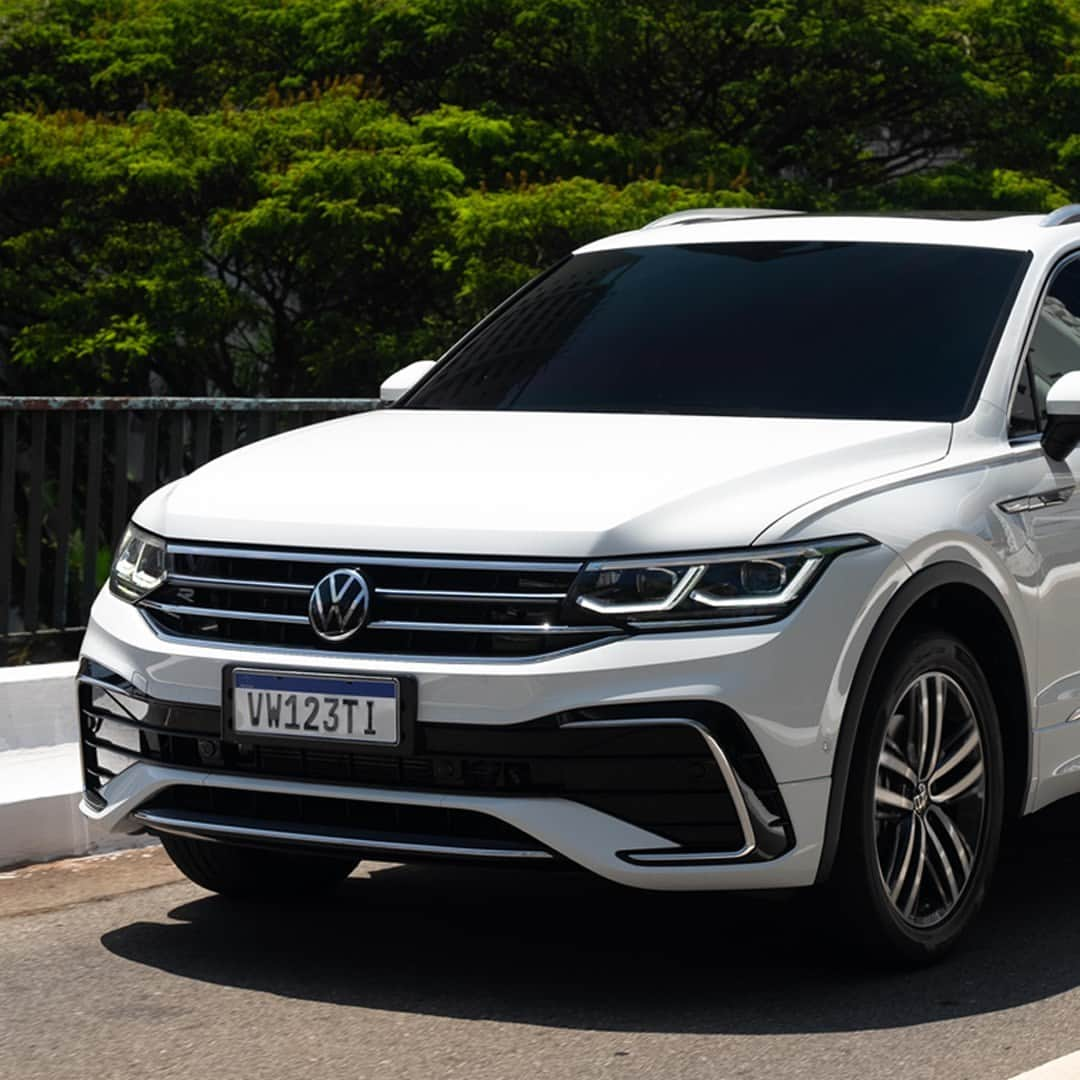 Volkswagen do Brasilさんのインスタグラム写真 - (Volkswagen do BrasilInstagram)「Tá calor aí? 🥵 No Novo Tiguan Allspace R-Line, é possível controlar individualmente a temperatura do motorista, do passageiro e do banco traseiro, com o ar-condicionado digital Climatronic touch de três zonas. E aí, prefere ❄️ ou ☀️? #VWBrasil #NovoTiguan #SUVW  #VWParaTodos Um carrossel com três imagens estáticas. A primeira é um Tiguan branco passando por uma rua de asfalto e árvores ao redor. A segunda é a continuação da primeira e uma colagem por cima, mostrando o teto solar aberto, visto pelo alto, com duas pessoas a bordo. A terceira é um close na parte de baixo do painel, mostrando ar-condicionado, o botão para ligar e desligar o veículo e o câmbio.」11月15日 3時26分 - vwbrasil