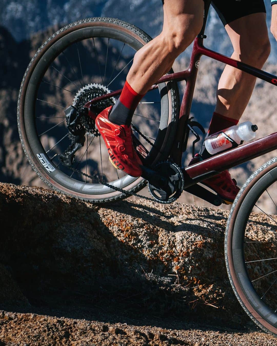 Zipp Speed Weaponryのインスタグラム：「Off road, on road, ALL ROAD. The Zipp 303 Firecrest’s rim profile and tire bed is ideal for wide tires, tubeless setup, and running lower pressures. Pavement, dirt, or gravel, the 303 is engineered for everything you’ll tackle on the bike. 📸 @jeredgruber / @ashleygruber」