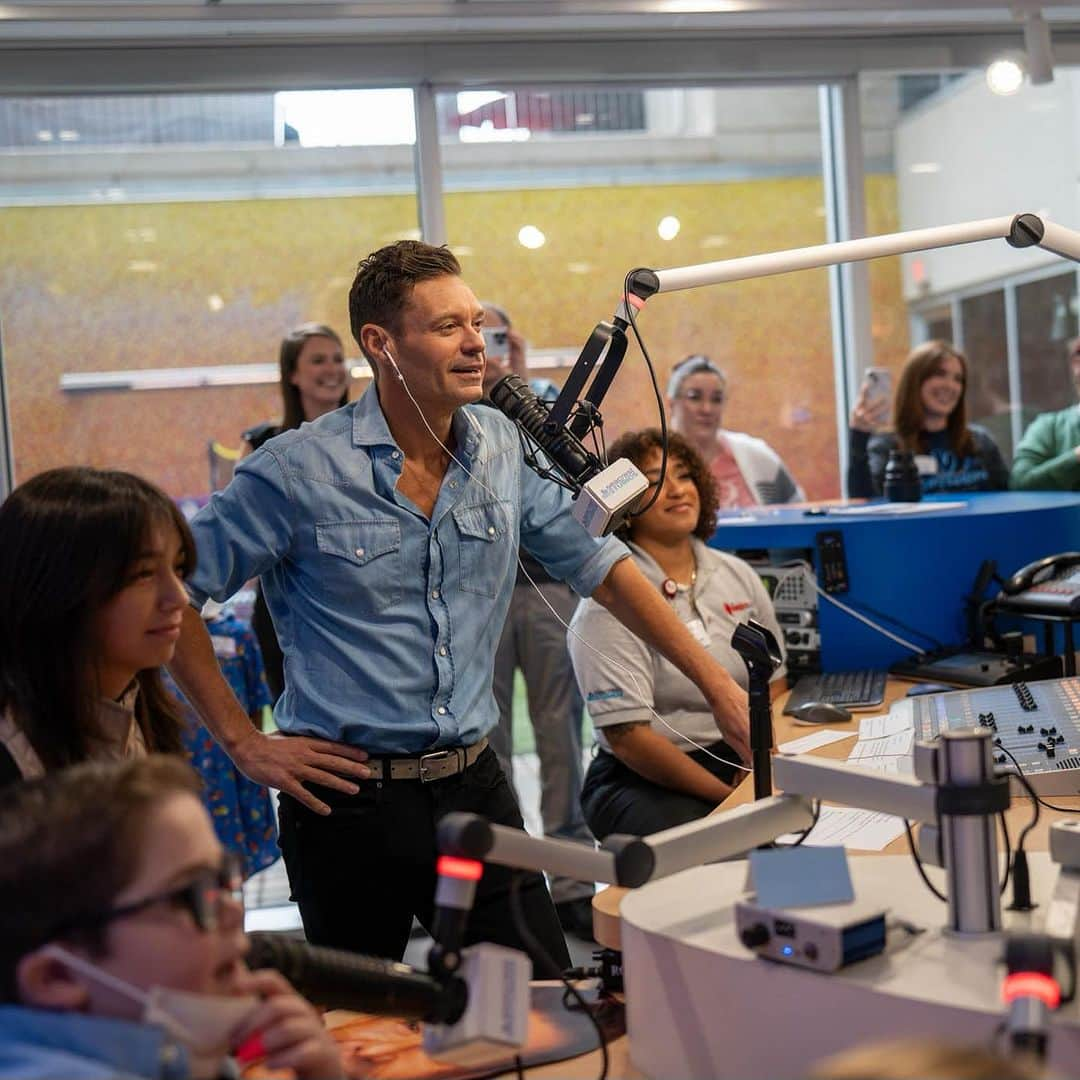 ライアン・シークレストさんのインスタグラム写真 - (ライアン・シークレストInstagram)「Recently, I stopped by our Seacrest Studio at @childrens in Dallas to celebrate 11 years of special moments with patients and families. These kids continue to be so smart, talented, and brave, and I can’t wait to see how far they go. Cheers to another decade of Seacrest Studios in Texas!」11月15日 3時24分 - ryanseacrest