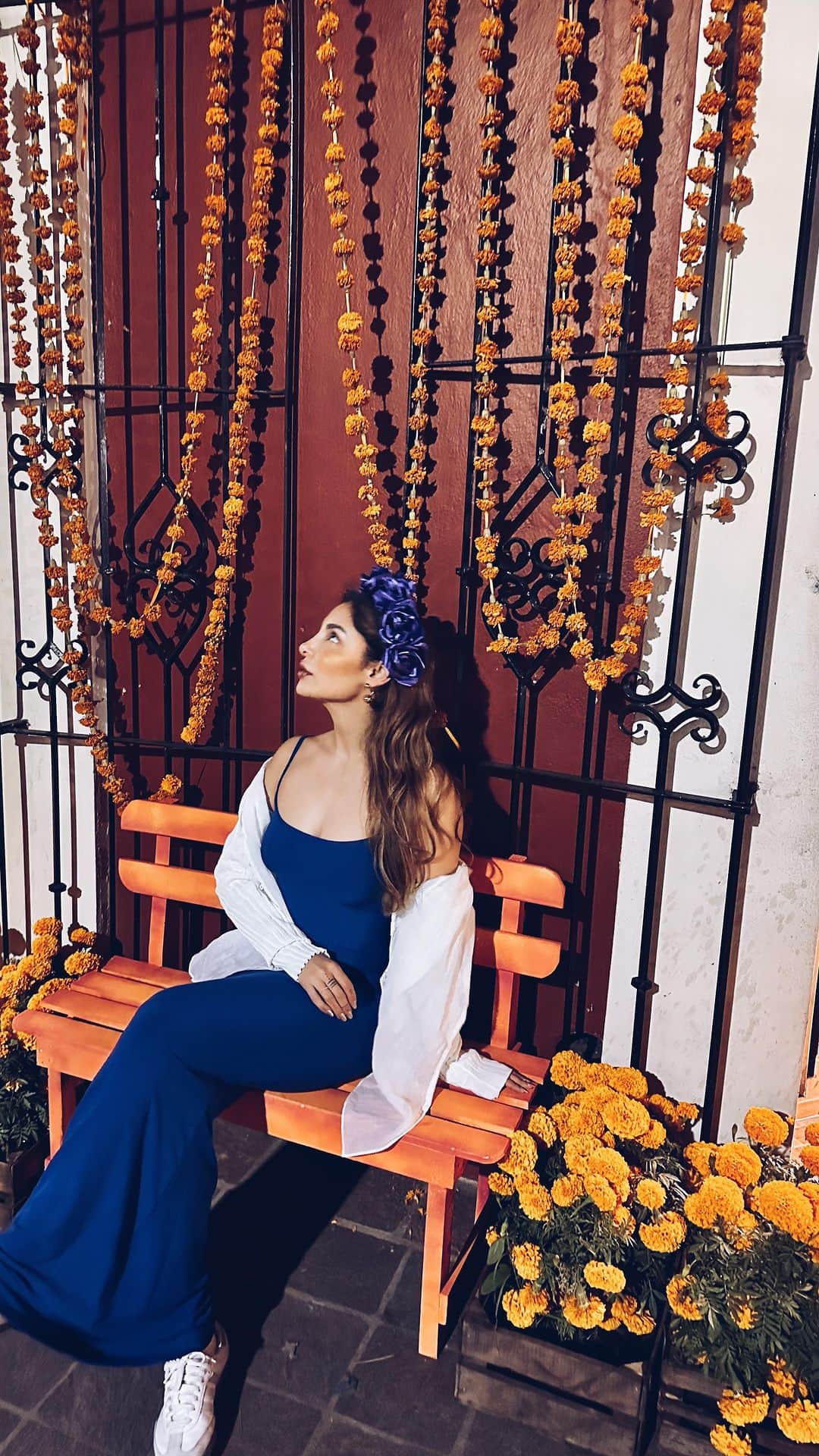 sananasのインスタグラム：「OAXACA💀🌼Dia de Muertos |Quand on parle du jour des morts au Mexique on parle de la ville d’Oaxaca. Si vous me demandez encore « pourquoi ? » avoir regardé ce reel je ne comprends pas ! 😂 J’en ai encore des frissons …  Ne vous inquiétez pas il y aura bien plus d’images et d’explications dans le Vlog 😉 Cette ville a été mon coup de cœur 🫶🏻 ps : la dernière image c’était l’entrée de notre hôtel 😆  Robe @skims  Baskets Samba @adidas   #Oaxaca  #diademuertos」