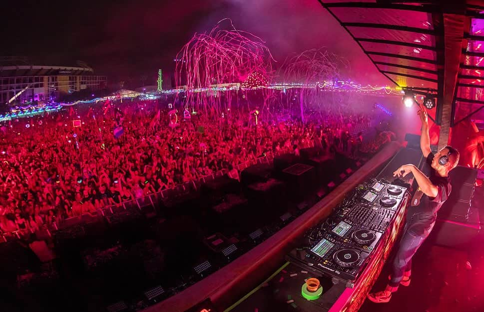 カスケイドさんのインスタグラム写真 - (カスケイドInstagram)「Absolute mayhem in Orlando last Friday at @edc_orlando!  Thank you @pasqualerotella @insomniacevents and all the beautiful people that stuck around to close out Kinetic with me. ❤️🙏🏼🙌🏼. Hot and sweaty - just how Florida likes to do it.」11月15日 3時30分 - kaskade