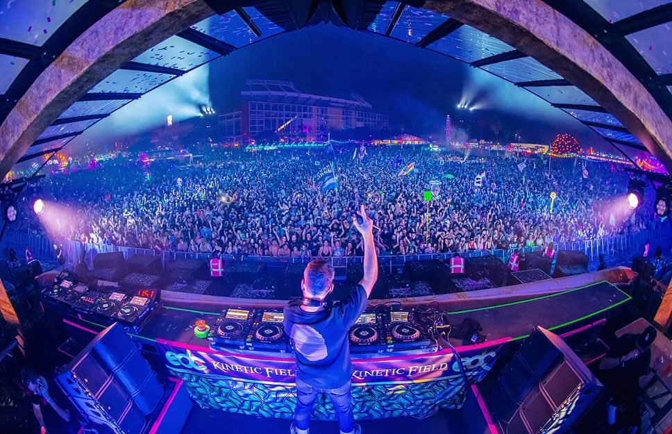 カスケイドのインスタグラム：「Absolute mayhem in Orlando last Friday at @edc_orlando!  Thank you @pasqualerotella @insomniacevents and all the beautiful people that stuck around to close out Kinetic with me. ❤️🙏🏼🙌🏼. Hot and sweaty - just how Florida likes to do it.」