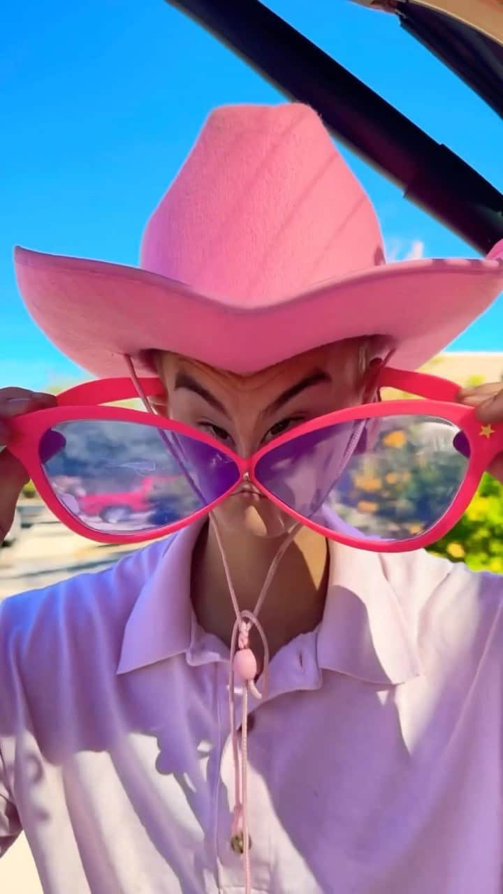 YouTubeのインスタグラム：「when your boyfriend is OBSESSED with Pink Stuff @pinkshirtcouple」