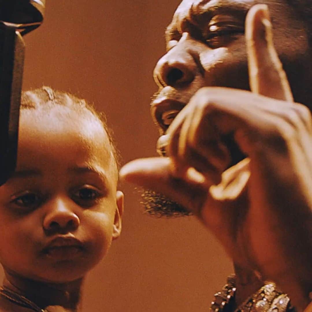 Vevoのインスタグラム：「.@OffsetYRN wins Father of the Year in his #ctrl performance with his son. Check it out on the latest episode of Hip-Hop Video Weekly along with premieres from @glorillapimp, @shenseea, and @lola.brooke! 🔥  Hit the bio link to watch and subscribe to the Vevo ctrl channel for all the latest videos from the hip-hop world.」