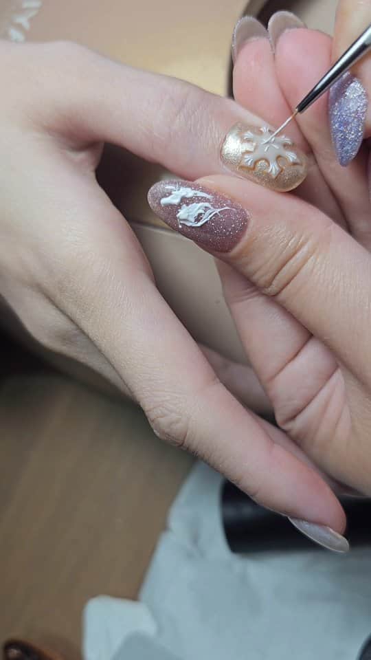 Yingのインスタグラム：「Drawing fine textured details with LUMINE Detail Brush and Ruyiya x Base Non Wipe Liner Gel in White  Design inspo: @nazuki_nails」