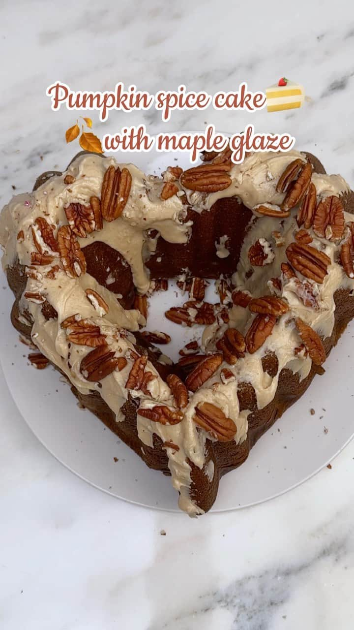 パリス・ヒルトンのインスタグラム：「Try this delish Pumpkin Spice Cake with a Maple Glaze in my heart-shaped fluted pan at home! 🍰 💗 Full Recipe below. #CookingWithParis #BeAnIcon  INGREDIENTS Cake: 3c all-purpose flour 2 tsp baking soda 1/2 tsp salt 2 tsp ground cinnamon 1/2 tsp ground nutmeg 1/2 tsp allspice 1c vegetable oil 4 eggs 1c packed light brown sugar 1c granulated sugar 1 can pumpkin 1 tsp vanilla extract  Pecans (optional)  Icing: 1c powdered sugar 1/2 tsp cinnamon 1 tbsp softened butter 1/2 tsp pure vanilla extract 1/4-1/2c maple syrup」