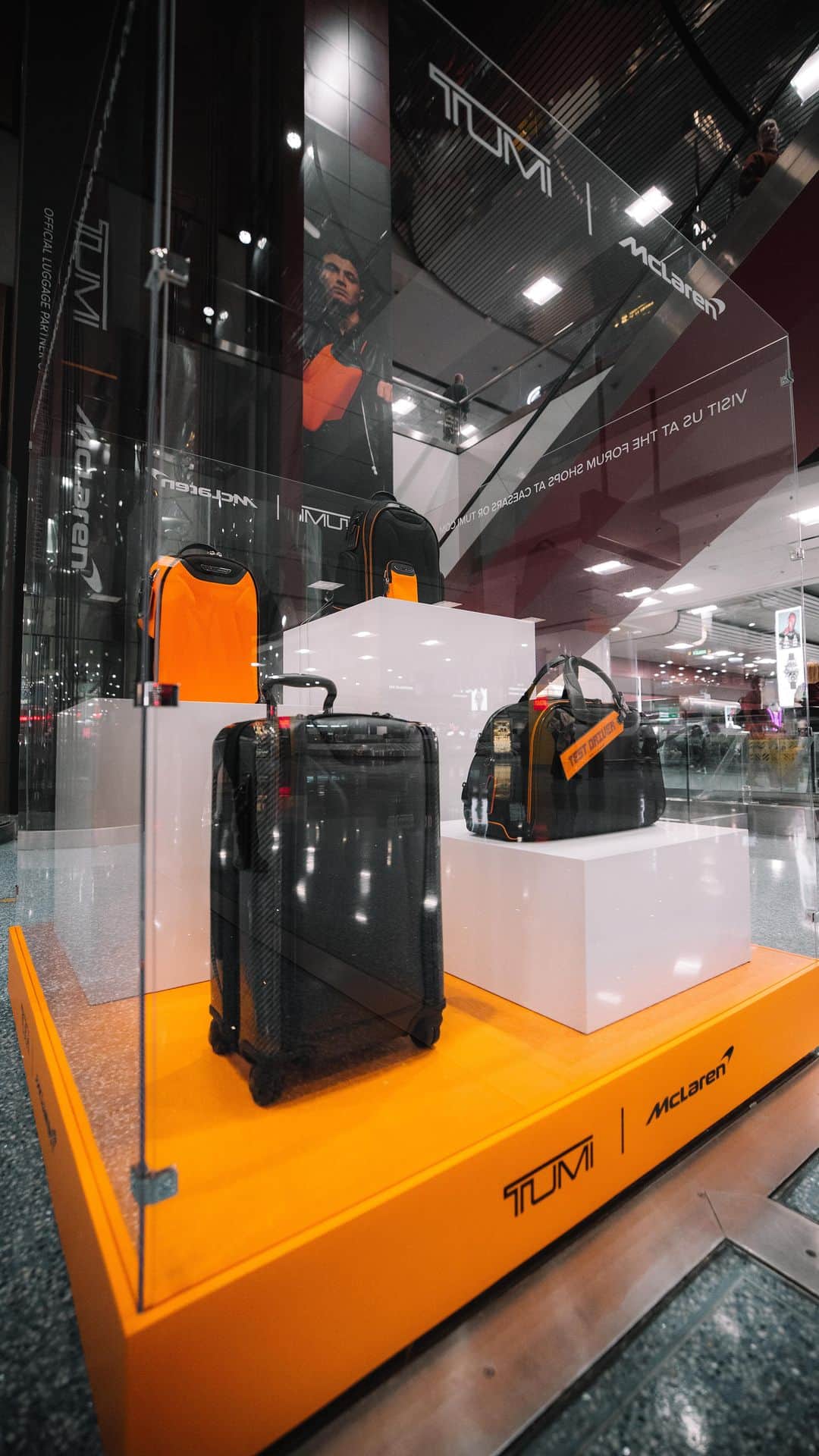 トゥミのインスタグラム：「We are wheels down in Las Vegas and excited for the week ahead! If you are also Las Vegas bound, stop by Terminal 1 at LAS and browse the TUMI | McLaren collection.  #TUMIMcLAREN」