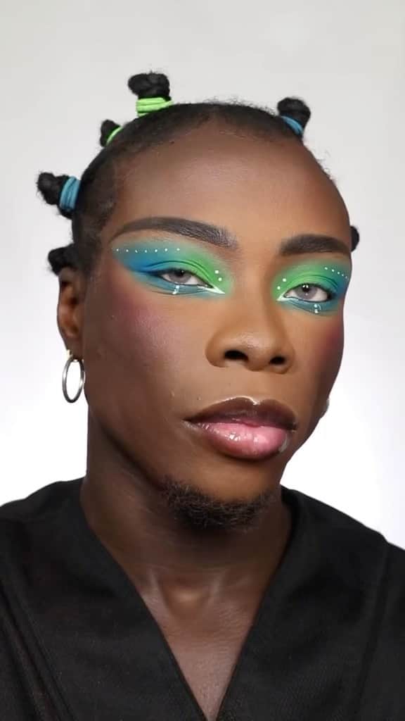 Milk Makeupのインスタグラム：「When it’s on, IT’S ON 💦 @way_of_yaw STUNS with a look that is locked in place using Hydro Grip Primer & Set + Refresh Spray. The club has nothing on #HydroGrip 😈   Full Product Breakdown ⬇️ 🖤 Hydro Grip Primer 🖤 Sculpt Stick in Sizzle 🖤 Future Fluid Concealer 🖤 Odyssey Lip Oil Gloss in Voyage & Werk Trip 🖤 Hydro Grip Set + Refresh Spray  #weartest #makeuphacks #milkmakeup」