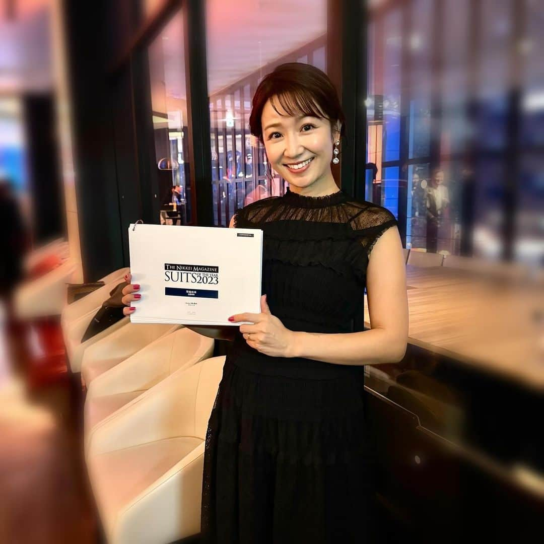 長野美郷のインスタグラム：「「SUITS OF THE YEAR 2023」の 司会を務めさせていただきました！  服装の自由度は上がりましたが だからこそ、こだわりを持ってスーツを着ることの 意味や楽しさ、奥深さを より強く感じることができるんだなぁと 私自身も学ばせていただきました🤭✨  私はスーツではなかったんですが 受賞者の皆さんを見ていて やたら 背筋がピンッと伸びた1日でした🥹  明日からも続けよ😎  オンライン生配信、ご覧くださった皆さま ありがとうございました！  #thenikkeimagazine #スーツオブザイヤー #SOY2023 #イベント司会 #背筋が伸びる #身に纏うもので気分が変わる ってなんだか素敵ですよね」