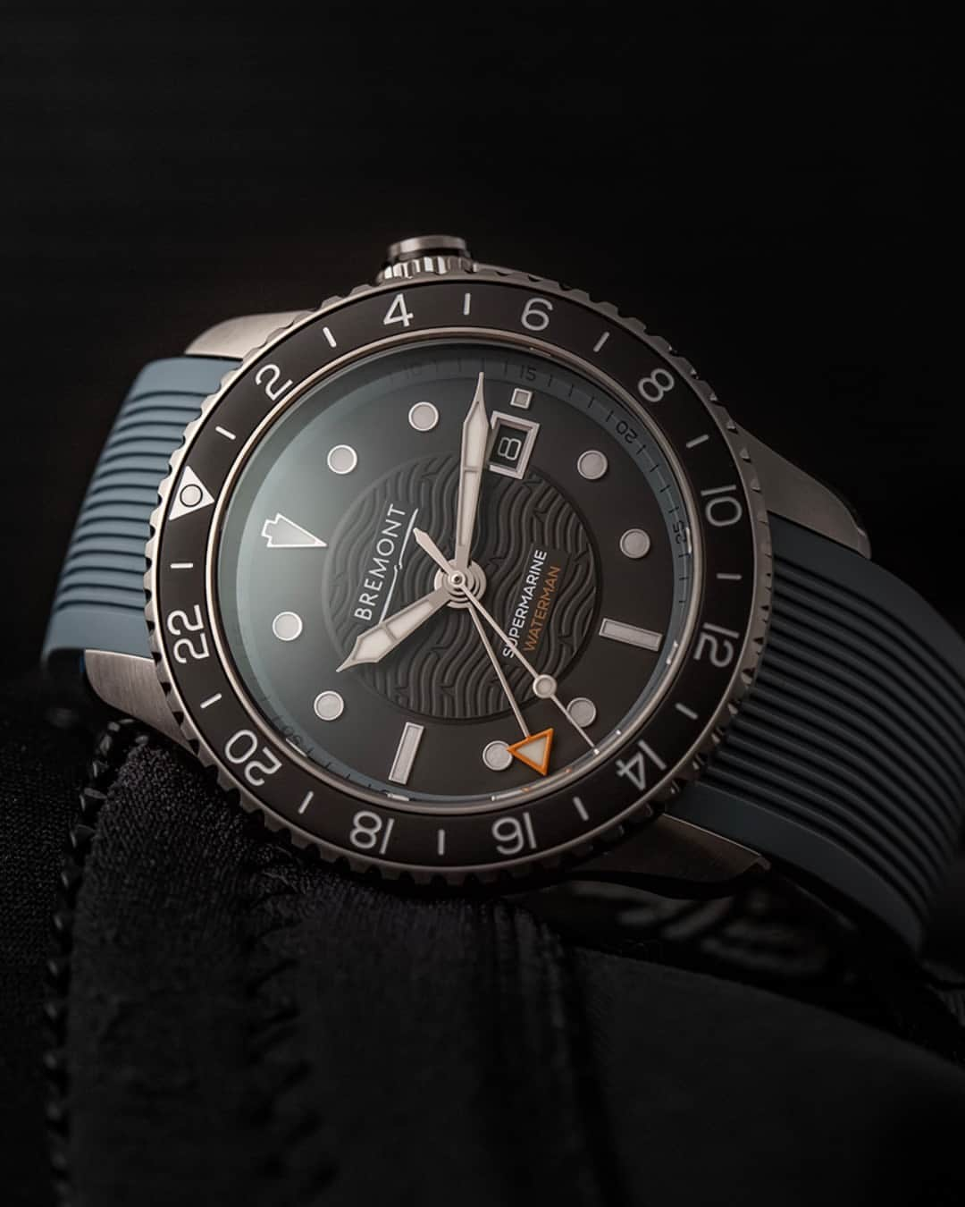 ブレモンのインスタグラム：「DIVE DEEPER with the limited edition Waterman Apex II 🦈  This 43mm dive watch is water resistant up to 500m and features a helium escape valve, built from a desire to create a fit-for-purpose technical dive watch that is inspired by, and suited to, Bremont's adventure-based roots.  Find out more by following the Link-in-Bio 🔗  #Bremont #watermanapex #bremontsupermarine #discoverthedeep #toolwatch #divewatches #watchesofinstagram」