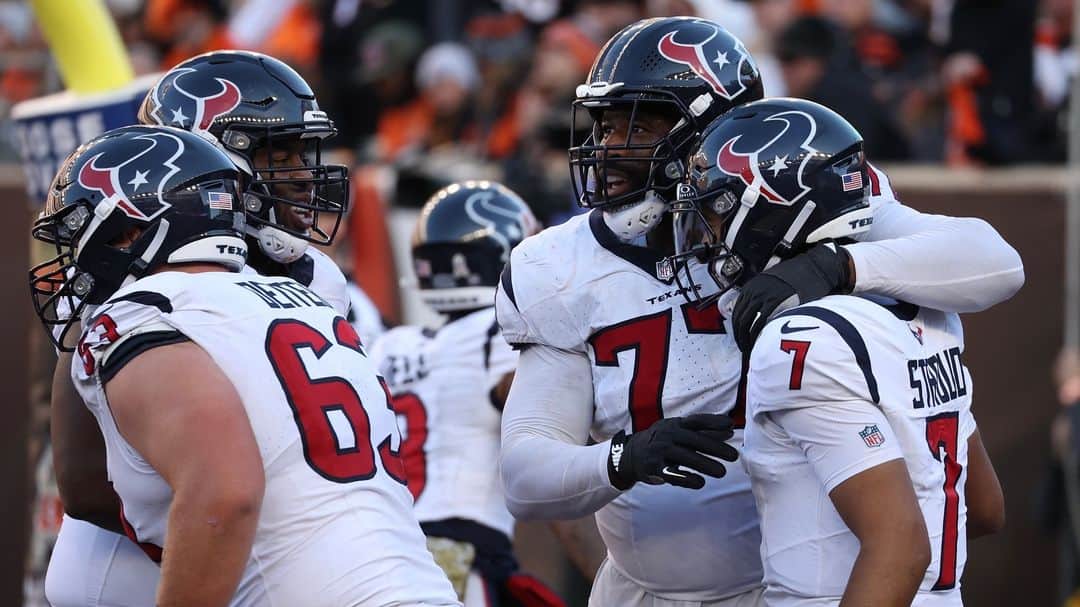 ヒューストン・テキサンズのインスタグラム：「Show some love for the big guys up front 😤」