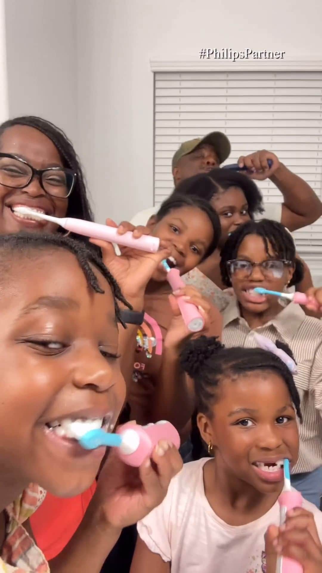 Philips Sonicareのインスタグラム：「“We are always trying to find moments to bond with our girls. What better way to bond and get whiter smiles than during our nightly brushing routine? We like to make brushing fun because clean mouths keep smiles!! And #PhilipsSonicare has us covered!! It’s a major upgrade to our oral care routine!! Our Philips Sonicare ProtectiveClean 6100 removes up to 100% of stains in a week and the girls’ Philips Sonicare for Kids is 75% more effective than the manual toothbrush. How are you improving your oral care routine??”  📸 @marthadove」