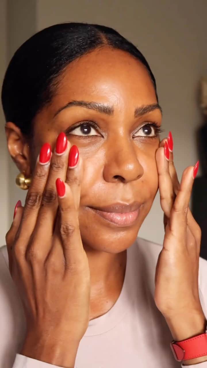 CLARINSのインスタグラム：「Follow along as @dominique.baker shows how to apply eye cream the Clarins way!  #clarins #totaleyelift #clarins #eyecream #howto #undereyes」
