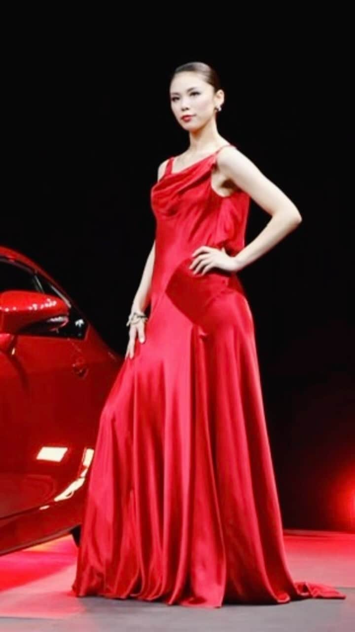 森理世のインスタグラム：「Red like roses 🌹💋」