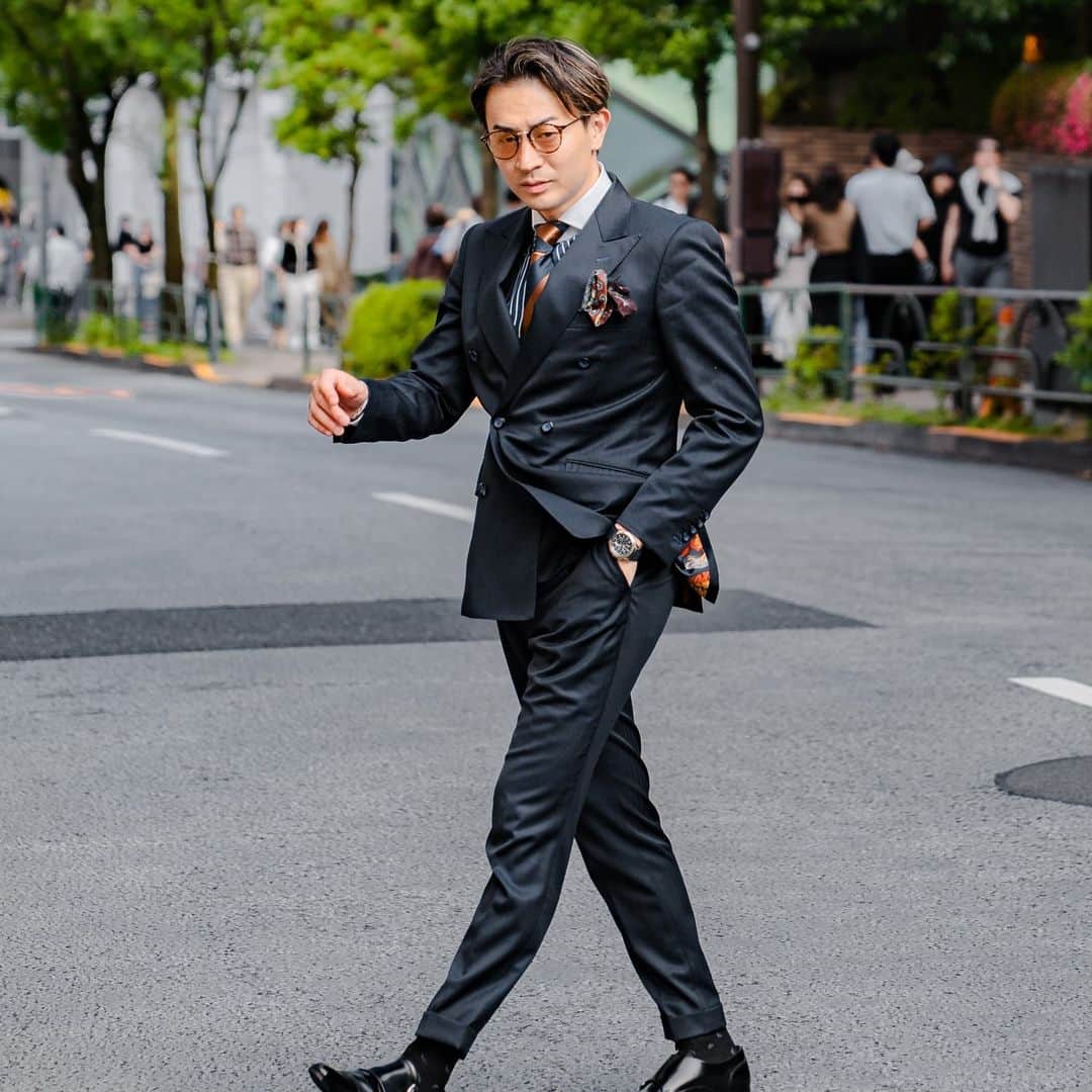 名古屋パルコのインスタグラム：「. 【西館5F】PRIVE ~design suit~  特別な日に、特別なオーダースーツを。  2024年1月成人式スーツの最終締め切りは 11月26日(日)となります🔥🔥  それ以降のご注文は成人式に間に合いませんので ご注意ください。  お得なキャンペーンも大好評開催中です！ ▪︎2名様以上の同時購入でオーダースーツ10%オフ ▪︎成人式豪華3点セット  自分だけの特別なオーダースーツ、 生地を選んでいる時も素敵な思い出として残りますよ✨  一生に一度の大切な日。 皆様のコーディネートのお手伝いが出来ることを スタッフ一同楽しみにしております🔥  ご予約無しでご来店可能ですが、混雑が予想されるため オーダー商品(スーツ・シャツ)は事前予約を推奨しております。 空きがあればその場で対応可能でございます。  ◆アクセス◆ 〒460-0008 愛知県名古屋市中区栄3-29-1 名古屋PARCO西館5F　エスカレーター横  ◆営業時間◆ 10:00-21:00　※定休日無し 2023年9月9日〜2024年2月12日  ▼その他お問い合わせはこちら Tell：070-1591-9560 Instagram：DMにて LINE：https://page.line.me/401rlcrw  #prive #privedesignsuit #プライブ #オーダースーツ #オーダーシャツ #セットアップ #プレ花嫁 #新郎衣装 #結婚式準備 #成人式 #成人式スーツ #スーツ好き」