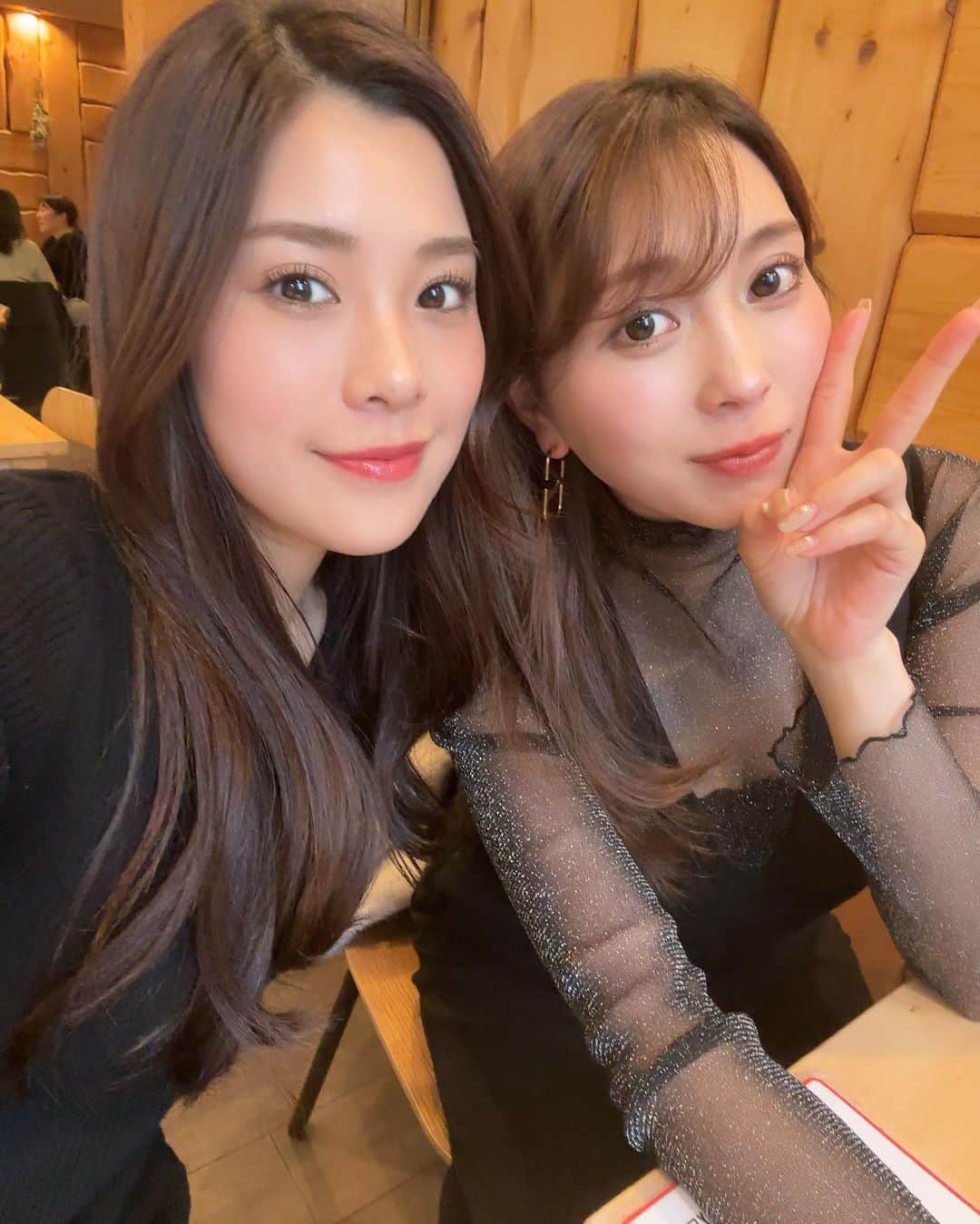 内田瑞穂のインスタグラム：「ともぴーと韓国料理ランチ🇰🇷 サムギョプサル大好き❤ 誕生日だったからとプレゼントまで用意してくれてた！ありがとう🥰嬉しすぎ！😭✨ 今度はどのエリア行こうかね✌︎  #新大久保グルメ」