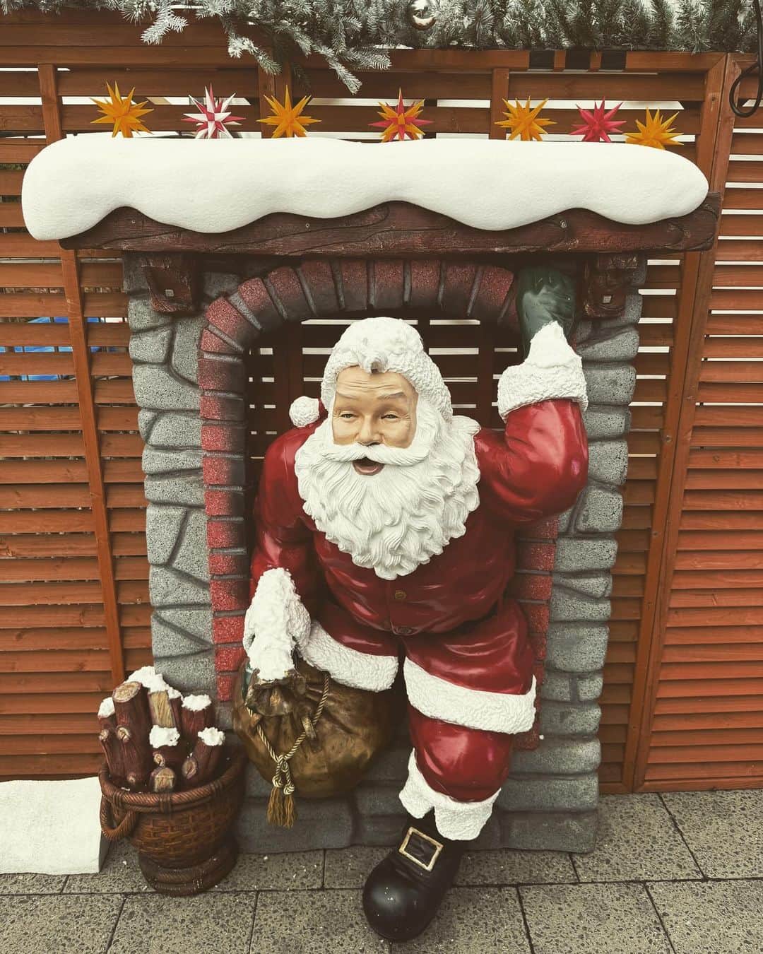 トラゾーのインスタグラム：「ソラマチにサンタが居た🎅」