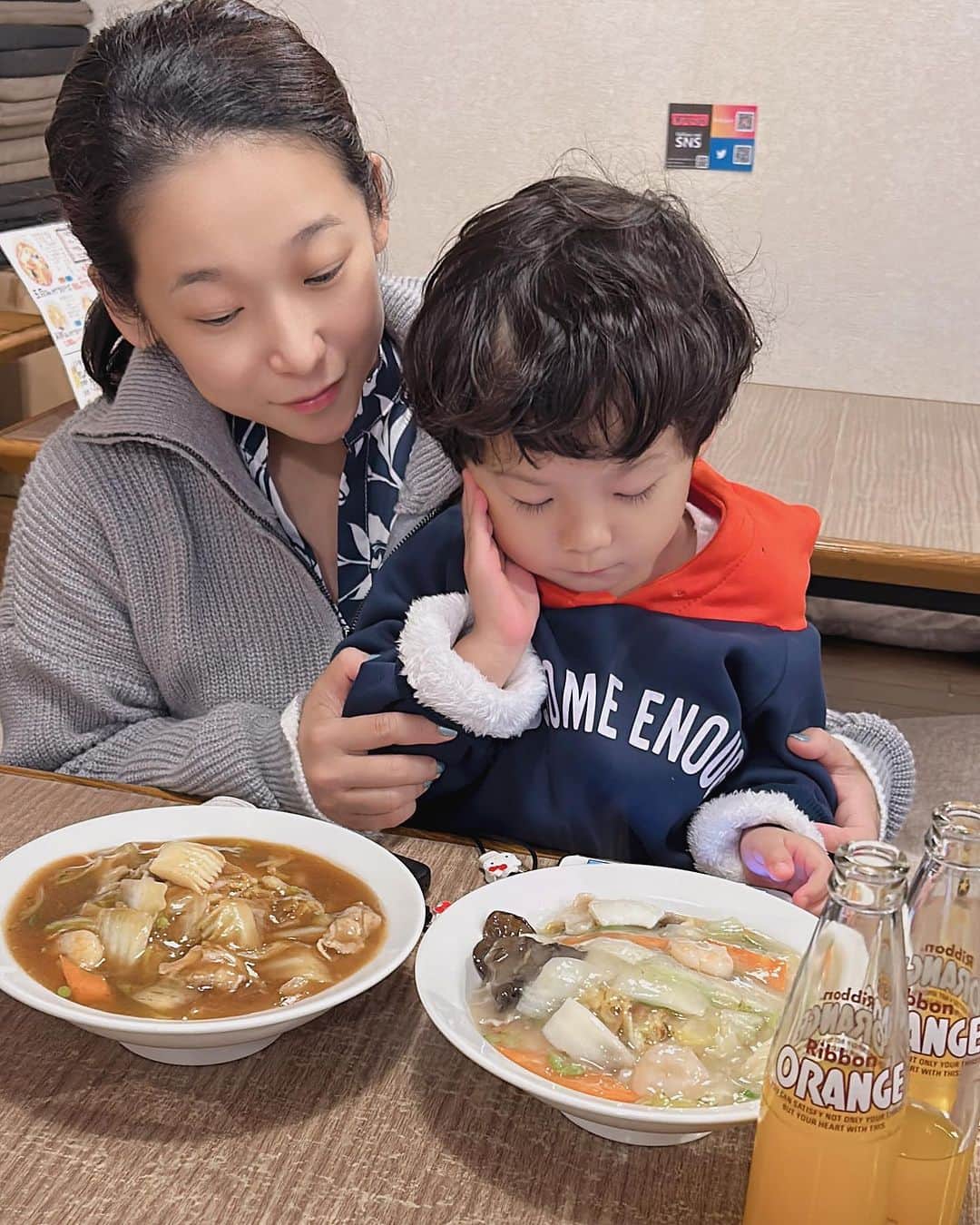 世手子さんのインスタグラム写真 - (世手子Instagram)「PR  Sapporo lunch is ankake yakisoba🌟 There was a baby who wanted to eat yakisoba quickly🤣 After lunch, we played around at Nakajima Park🛝⛲️ 札幌は未就学児にとって広くて遊びの宝庫だったww @ankake_akarenga_12  #あんかけ焼きそば赤れんが #北海道グルメ #札幌グルメ #北海道あんかけ焼きそば #札幌あんかけ焼きそば #五目あんかけ焼きそば #札幌赤レンガ でランチ(*☻-☻*) #海鮮あんかけ焼きそば の塩と醤油を注文╰(*´︶`*)╯♡  どっちも美味しかった(●´ω｀●) 麺も美味しい(*´Д｀*) 魚介好きの長男寿司太郎はんは御機嫌でしたw もう一名、焼きそばか早く食べたいという 焼きそば怪獣がいまかいまかと待ちかねてましたw まだ #離乳食完了期 なのに 焼きそばズルズルいくような勢いで恐ろしかったw 子どもたちも大満足のお店(^｡^) デザートには杏仁豆腐(´∀｀=) お腹いっぱいの後は #中島公園 で遊びまくりました(*´ー｀*) オレンジジュースがribbonなのがいいよね♪(๑ᴖ◡ᴖ๑)♪ #北海道旅行 #子連れ北海道  #子連れ旅行 #子連れ旅」11月15日 13時37分 - rojide