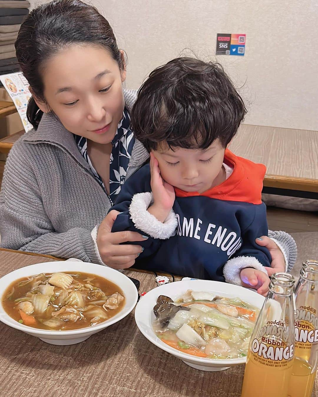 世手子のインスタグラム：「PR  Sapporo lunch is ankake yakisoba🌟 There was a baby who wanted to eat yakisoba quickly🤣 After lunch, we played around at Nakajima Park🛝⛲️ 札幌は未就学児にとって広くて遊びの宝庫だったww @ankake_akarenga_12  #あんかけ焼きそば赤れんが #北海道グルメ #札幌グルメ #北海道あんかけ焼きそば #札幌あんかけ焼きそば #五目あんかけ焼きそば #札幌赤レンガ でランチ(*☻-☻*) #海鮮あんかけ焼きそば の塩と醤油を注文╰(*´︶`*)╯♡  どっちも美味しかった(●´ω｀●) 麺も美味しい(*´Д｀*) 魚介好きの長男寿司太郎はんは御機嫌でしたw もう一名、焼きそばか早く食べたいという 焼きそば怪獣がいまかいまかと待ちかねてましたw まだ #離乳食完了期 なのに 焼きそばズルズルいくような勢いで恐ろしかったw 子どもたちも大満足のお店(^｡^) デザートには杏仁豆腐(´∀｀=) お腹いっぱいの後は #中島公園 で遊びまくりました(*´ー｀*) オレンジジュースがribbonなのがいいよね♪(๑ᴖ◡ᴖ๑)♪ #北海道旅行 #子連れ北海道  #子連れ旅行 #子連れ旅」