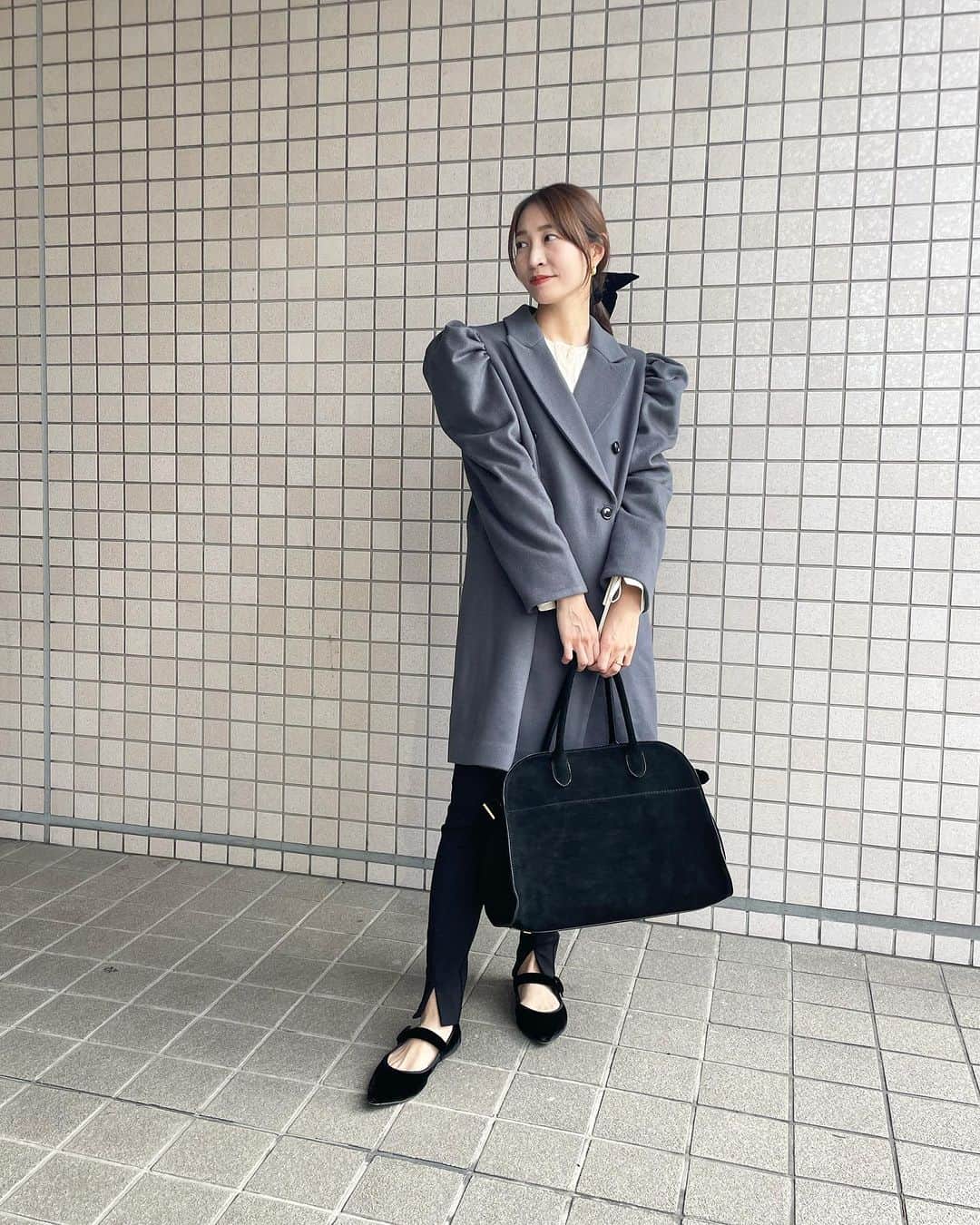 鈴木優美 のインスタグラム：「もう先週？先々週？のお話。 疲労感が出てくると甘い服を選びがちです💭 そしてナチュラルメイクに濃リップ💄 @dolce._official のレディコートを着てテンション上げていたら、コート可愛いと母に褒めらました🥰ふふ なんだか心が疲れている時って、自分の事を大切に出来ないなぁと感じ、まずは美容院へ。 (ストーリーで載せていましたが美容院へ行った日です) この後綺麗にして帰ったら、家族や息子のお友達が褒めてくれてほっこりしたりして。笑 いつもダメダメだなぁと思っている自分に優しくしてくれる人を大切にしたいなと✨ . そんなことより、可愛いんですレディコート❣️ #スワイプしてね　 4枚目手を上げているのは瞬間的なものですが、手を上げた時の動作の形が分かりやすく見えるかと載せました😂笑 ちなみにぬくぬく暖かいレギンスは @_y_o_r_i_ 🔥 急に寒くなってきたので暖かくして皆様もご自愛ください✨ . . . . . . . . . #dolce #PR #maisondedolce #ドルチェ #yori #ヨリ #therow #ザロウ #ジャケットコーデ #お仕事コーデ #打ち合わせ #30代コーデ #30代ファッション #モノトーンコーデ #甘黒 #グレーコーデ #モノトーン #白黒コーデ」