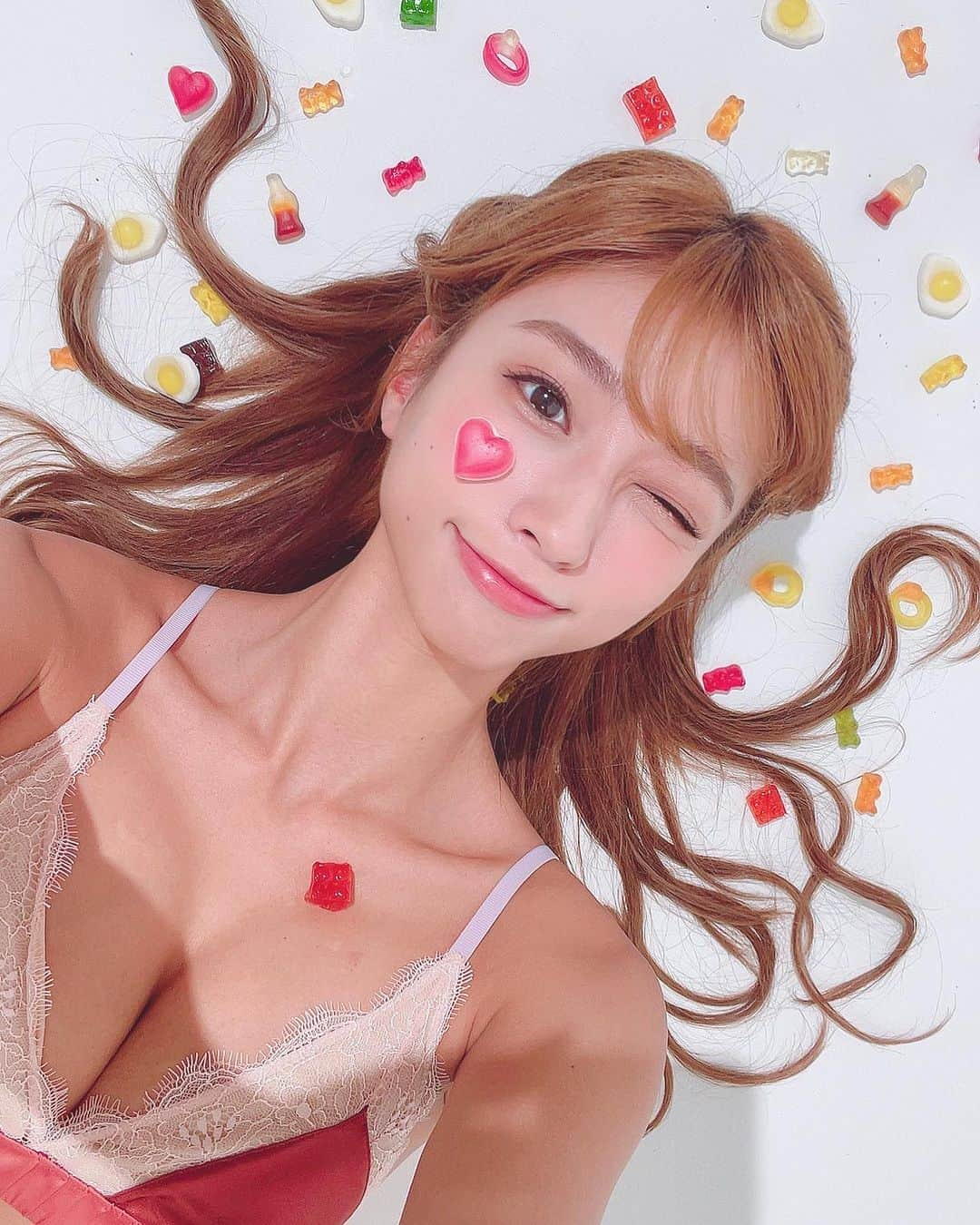 大貫彩香さんのインスタグラム写真 - (大貫彩香Instagram)「今週末は土曜日にカレンダーリリース記念イベント❤️  いよいよ！11月18日土曜日12:00〜13:00 秋葉原ソフマップアミューズメント館8Fにてお待ちしてます😊✨会いに来てください☺️💕 みなさん是非2024カレンダー サイン入りはこの機会に是非GETしてください✨ イベント内容は特典会です！楽しみましょう😊 写真はオフショットです✌︎  ※特典会時の衣装は水着となります。 【特典会】 1冊購入特典⇒サイン入りカレンダーお渡し 2冊購入特典⇒サイン入りカレンダーお渡し＋2ショット撮影 3冊購入特典⇒サイン入りカレンダーお渡し＋2ショット撮影＋個人撮影タイム15秒 5冊購入特典A⇒サイン入りカレンダーお渡し＋2ショット撮影＋個人撮影タイム30秒＋私物サイン1点 5冊購入特典B⇒サイン入りカレンダーお渡し＋2ショット撮影＋個人撮影タイム30秒＋一言動画メッセージ※パターン選択制 ※特典A・Bのご選択は、当日会場にてスタッフがお伺いいたします。 ※5冊購入特典A＋5冊購入特典Bをご購入された場合、全ての特典が2回受けれます。（撮影・2ショット）」11月15日 13時39分 - sayaka_oonuki