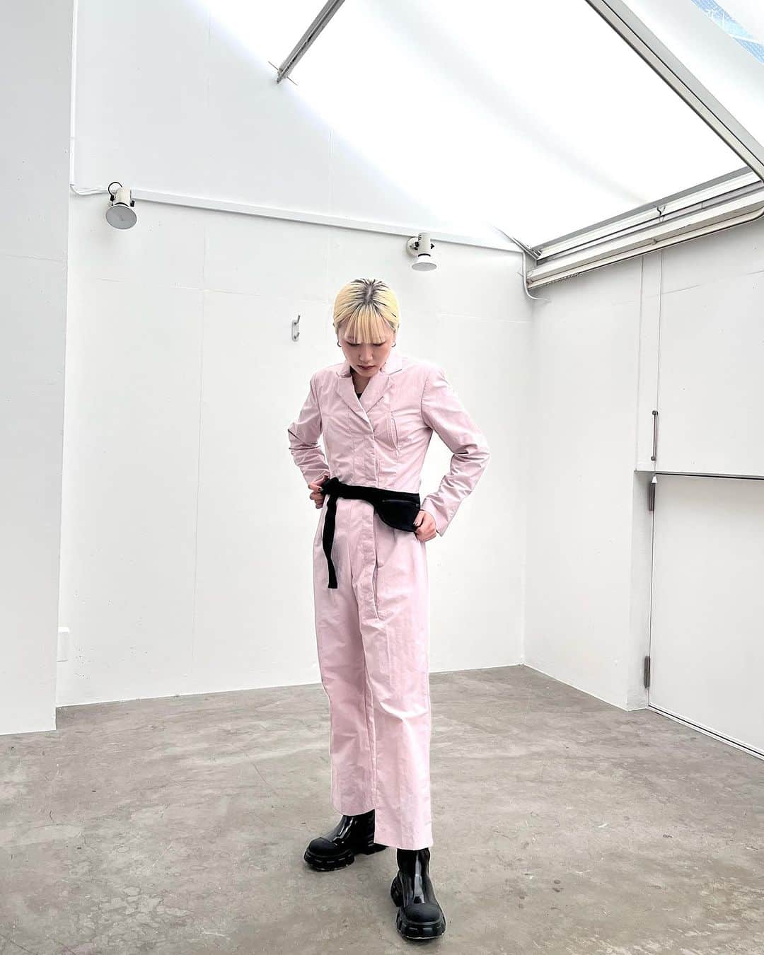 MIDWEST TOKYO WOMENのインスタグラム：「. 【All in one】 monica 02 @akikoaoki_official pink / size free  【Bag】 basket motif multi way body bag @mamekurogouchi black,khaki  【shoes】 viviano×lost in echo chelsea boots @vivianostudio black,pink / size37-39  @midwest_tw staff 163cm」