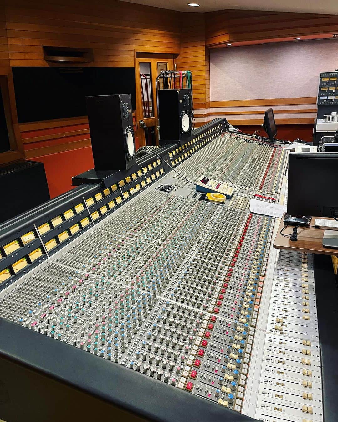 Shinnosukeのインスタグラム：「今日はものすごーく久しぶりなスタジオでレコーディングしてきました。 もう終わったよん！  #studio #recording #ssl #analog #tape」