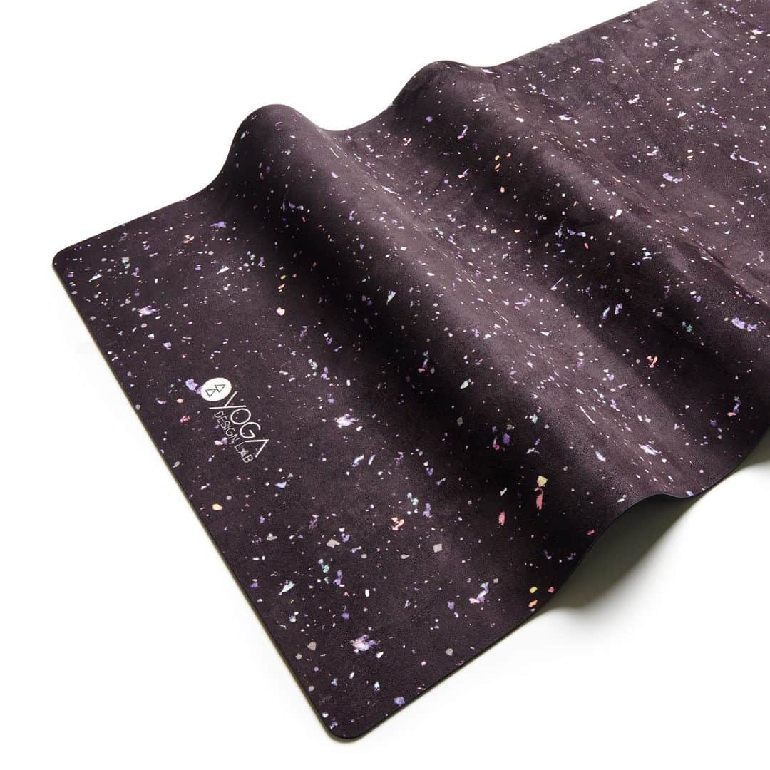 ヨガデザインラボ Yoga Design Labさんのインスタグラム写真 - (ヨガデザインラボ Yoga Design LabInstagram)「✨ COMBO MAT  STARDUST  クッション性、グリップ性を兼ね揃えた定番ヨガマット。  美しいデザインのヨガマットは、視覚的な刺激を提供し、練習に集中しやすくするでしょう。  季節や気分に合わせたデザインを取り入れることで、環境と調和した練習ができるでしょう。  タオルとクッションの役割をするオールインワン・マットで、汗をかくのが好きなヨギに最適なヨガマットです。  素材は天然ゴム＋リサイクルペットボトルで作ったマイクロファイバー。  ～COMBO MAT～ STARDUST スターダスト 3.5mm 長さ178cm x 幅61cm」11月15日 13時55分 - yogadesignlabjapan