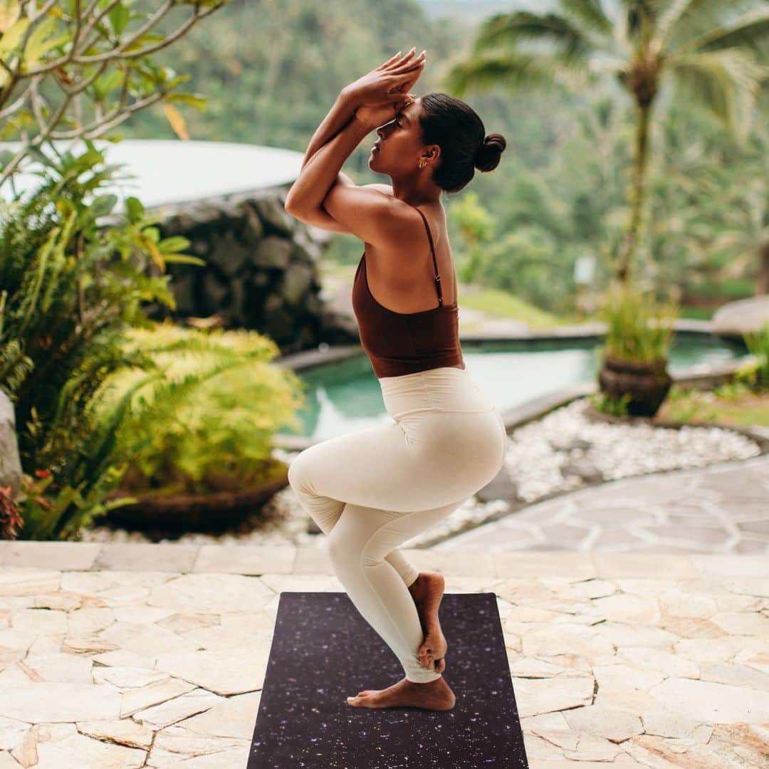 ヨガデザインラボ Yoga Design Labさんのインスタグラム写真 - (ヨガデザインラボ Yoga Design LabInstagram)「✨ COMBO MAT  STARDUST  クッション性、グリップ性を兼ね揃えた定番ヨガマット。  美しいデザインのヨガマットは、視覚的な刺激を提供し、練習に集中しやすくするでしょう。  季節や気分に合わせたデザインを取り入れることで、環境と調和した練習ができるでしょう。  タオルとクッションの役割をするオールインワン・マットで、汗をかくのが好きなヨギに最適なヨガマットです。  素材は天然ゴム＋リサイクルペットボトルで作ったマイクロファイバー。  ～COMBO MAT～ STARDUST スターダスト 3.5mm 長さ178cm x 幅61cm」11月15日 13時55分 - yogadesignlabjapan