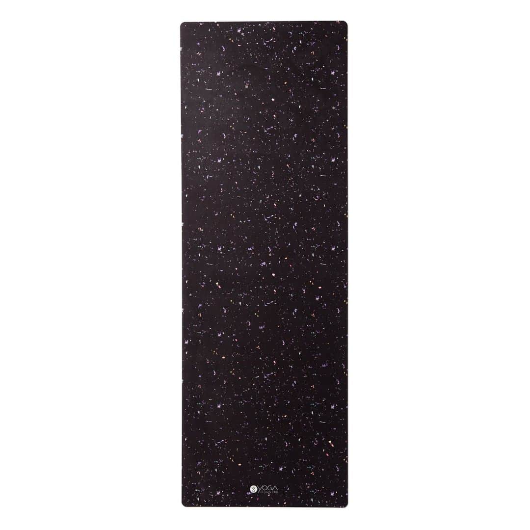 ヨガデザインラボ Yoga Design Labさんのインスタグラム写真 - (ヨガデザインラボ Yoga Design LabInstagram)「✨ COMBO MAT  STARDUST  クッション性、グリップ性を兼ね揃えた定番ヨガマット。  美しいデザインのヨガマットは、視覚的な刺激を提供し、練習に集中しやすくするでしょう。  季節や気分に合わせたデザインを取り入れることで、環境と調和した練習ができるでしょう。  タオルとクッションの役割をするオールインワン・マットで、汗をかくのが好きなヨギに最適なヨガマットです。  素材は天然ゴム＋リサイクルペットボトルで作ったマイクロファイバー。  ～COMBO MAT～ STARDUST スターダスト 3.5mm 長さ178cm x 幅61cm」11月15日 13時55分 - yogadesignlabjapan