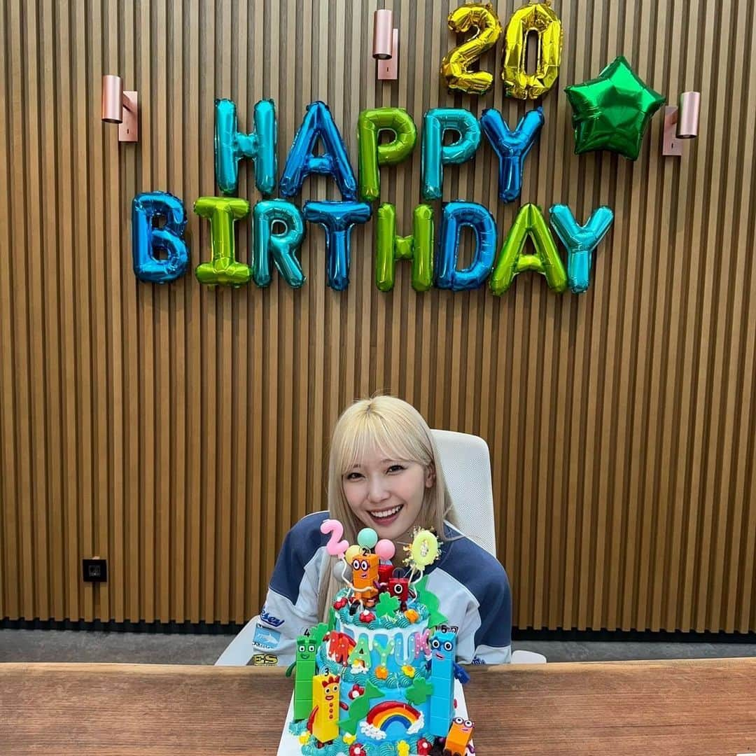 NiziUさんのインスタグラム写真 - (NiziUInstagram)「20歳になりました〜  19歳最後の日、そして20歳最初の日もたくさんのWithUと一緒に迎えることができて幸せです🥺💚  これからももっと活躍できるように頑張ります〜✨✨  WithUたくさん祝ってくれてありがと〜〜〜🫶💕  ————————————— 20살이 됐습니다~  19살 마지막 날 그리고 20살 첫 날도 정말 많은 위쥬분들이랑 함께 맞이 할 수 있어서 행복해요🥺💚  앞으로도 더 활약 할 수 있도록 열심히 하겠습니다~✨✨  위쥬 많이 축하해줘서 고마워요~~~🫶💕  #NiziU #WithU #MAYUKA #🐱🌈」11月15日 13時48分 - niziu_artist_official