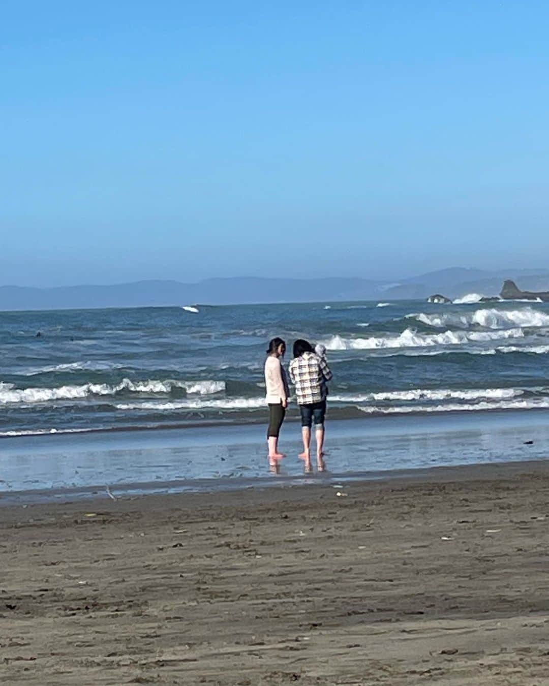 アグネス・チャンさんのインスタグラム写真 - (アグネス・チャンInstagram)「Went to the beach with my son’s family. My grand daughter saw the ocean for the first time. She was fascinated by it. So cute!」11月15日 13時50分 - agneschan1