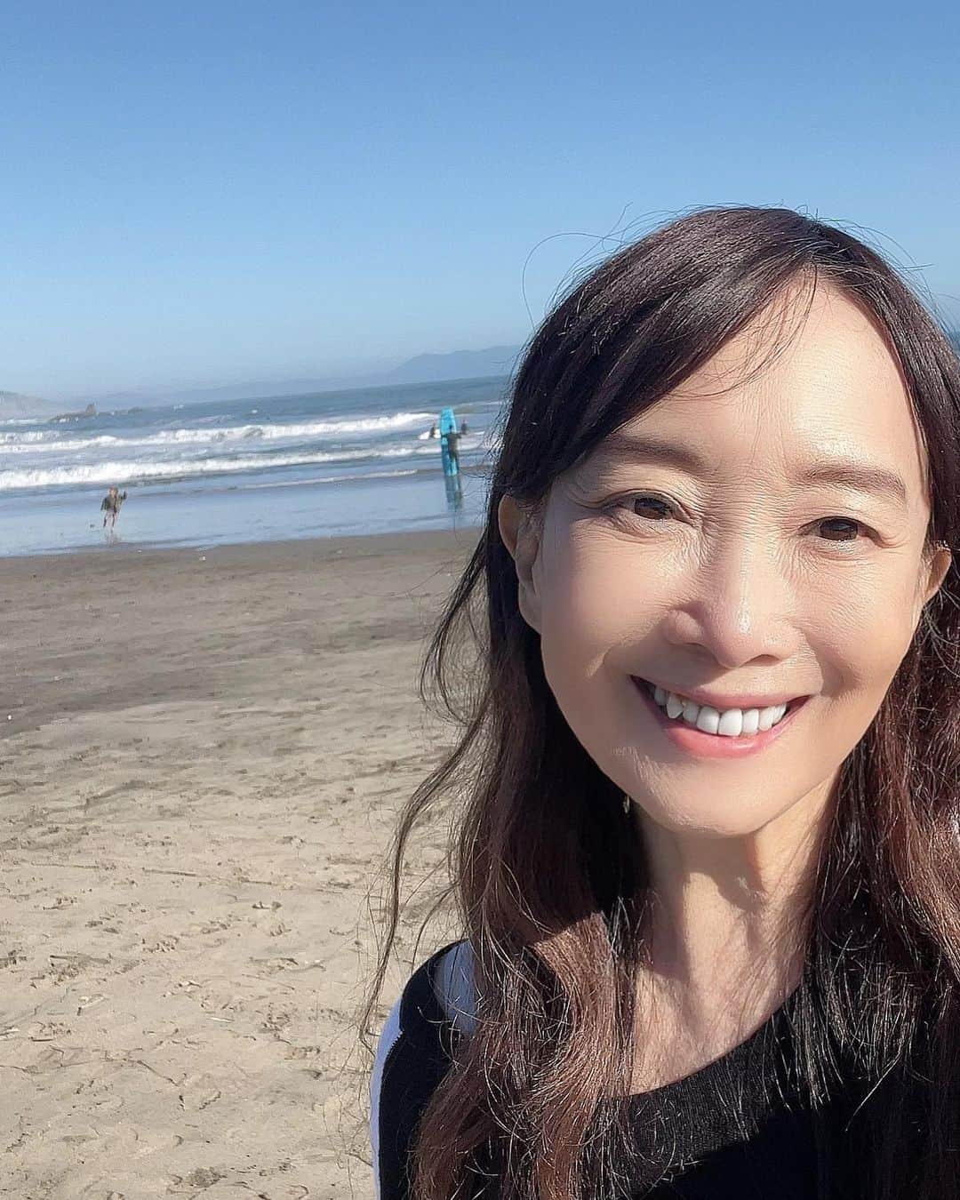 アグネス・チャンのインスタグラム：「Went to the beach with my son’s family. My grand daughter saw the ocean for the first time. She was fascinated by it. So cute!」