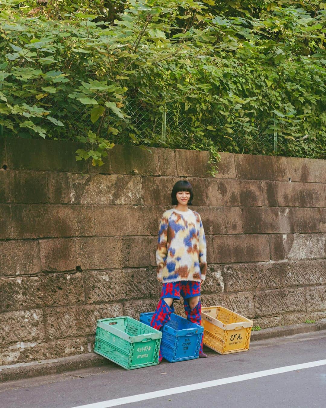 武井宏員さんのインスタグラム写真 - (武井宏員Instagram)「ENCOUNTER MAGAZINE 「君と歩く1キロメートル」　る鹿  @luluxinggg  #る鹿　#君と1キロ  今月の君と1キロは、モデルのる鹿ちゃんと茗荷谷付近を散歩してきました。  上海に行って唐突的に住んでみる事にしたり、東京に疲れ思い切って海の近くに引っ越したり、突然裸足で外を歩き出したり、一般とは異なる結婚に関しての立ち位置だったり、本当に考えがオープンで、世界との向き合い方が面白いる鹿ちゃん。  お店が得意げに自慢していた辛い料理も、「これって辛いの？」って感じで、常にクールなオーラに包まれていた。そんなる鹿ちゃんが偶に魅せてくれる笑顔とかがより印象的だったりした。  一度会うだけじゃ人なんて知れるわけないけど、る鹿ちゃんみたいな人と仲良くなれたら何でもオープンに話せるんだろうなと勝手に想像してた。  普段と比べ、少しかっこいい感じに撮れた散歩、覗いてみてください。  Model: る鹿 (Luuna Management) Photographer: Hirokazu Takei HairMake: Asuka Izawa (Puente) @hairmake_asuka0807  Stylist: JUNSHI @stylist.junshi  Special Thanks: 天々来」11月15日 13時52分 - take1official