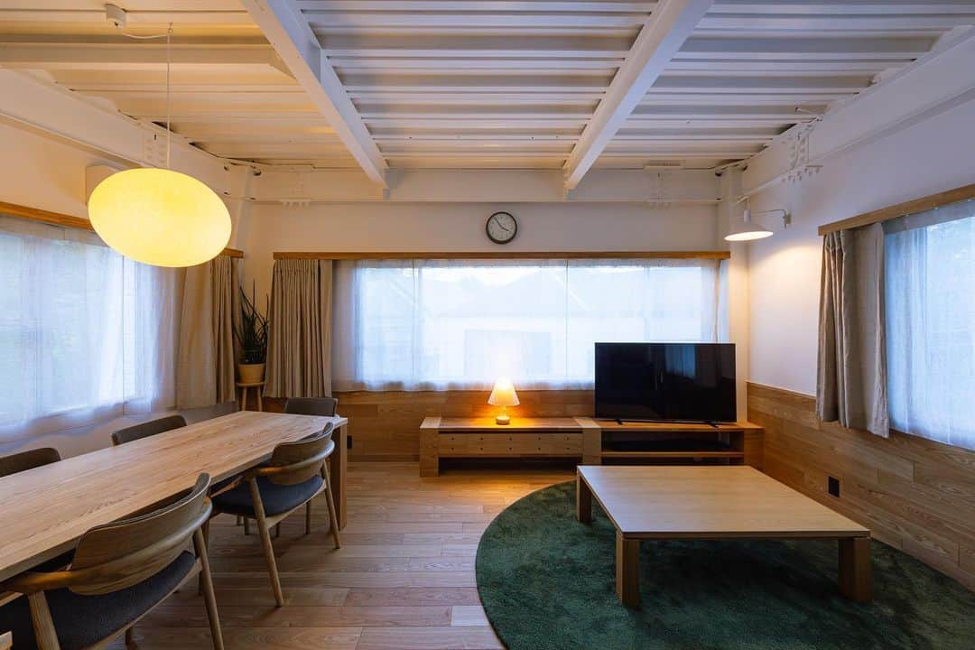 一級建築士事務所hausさんのインスタグラム写真 - (一級建築士事務所hausInstagram)「計画中に作成したパースを色味を変えて実際の画像に近づけてみた♪  RoomClipも見てね♪ ユーザー名:hausuma  ◾️re.haus-sy◾️ 兵庫県神戸市須磨区 #rehaus_sy  #建築 #建築家 #家づくり #ラグ #工事 #リノベーション #リフォーム #須磨 #須磨浦公園 #インテリアデザイン #神戸 #設計事務所 #リビング #ダイニング #タモ #北欧インテリア #北欧 #事務所移転 #ソファ #renovation #reform #diningroom #livingroom #suma #kobe #instahome #instahouse #roomclip #一級建築士事務所haus」11月15日 13時53分 - hausuma